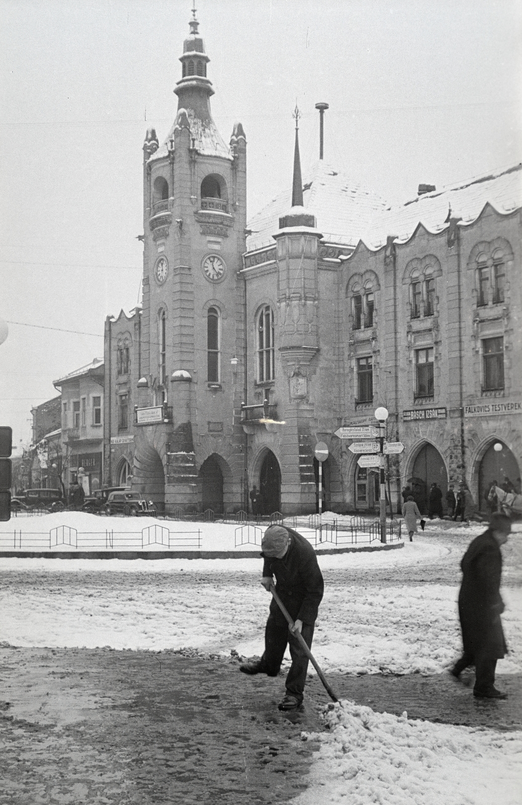 Ukrajna,Kárpátalja, Munkács, Duhnovics (ekkor Horthy Miklós) tér, Városháza., 1942, Mohai család, Fortepan #257156