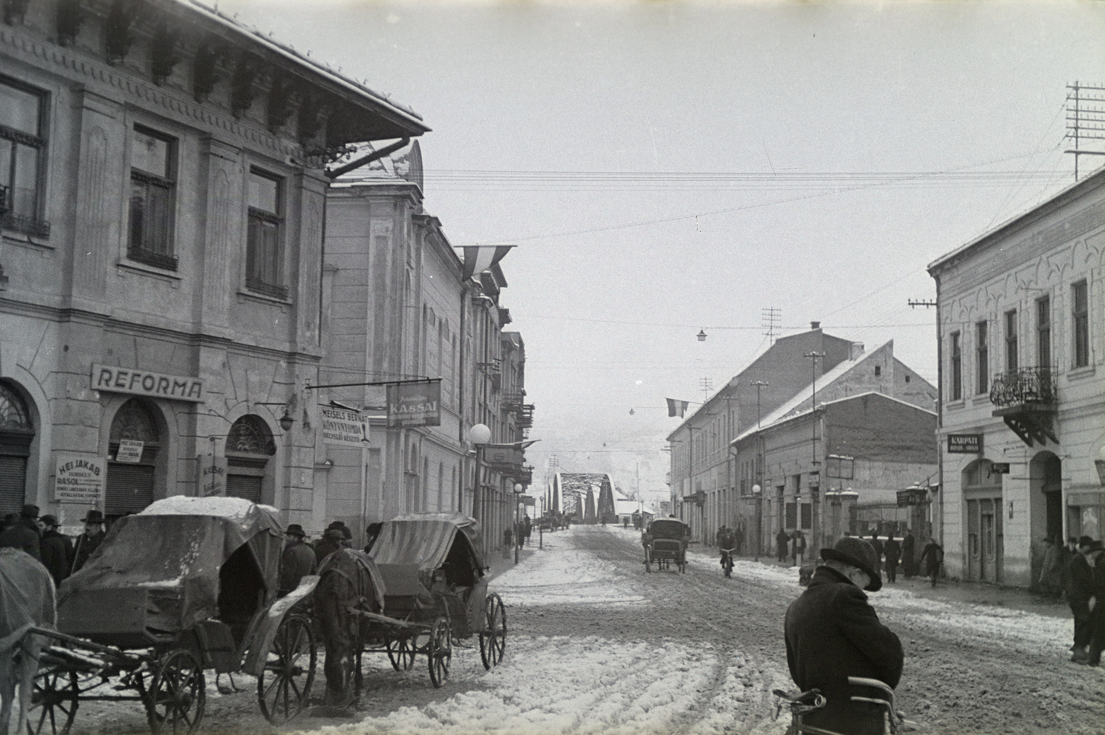 Ukrajna,Kárpátalja, Munkács, Árpád vezér útja (később Kosmonavta Belyaeva) a Latorca folyó feletti híd felé nézve., 1942, Mohai család, Fortepan #257157