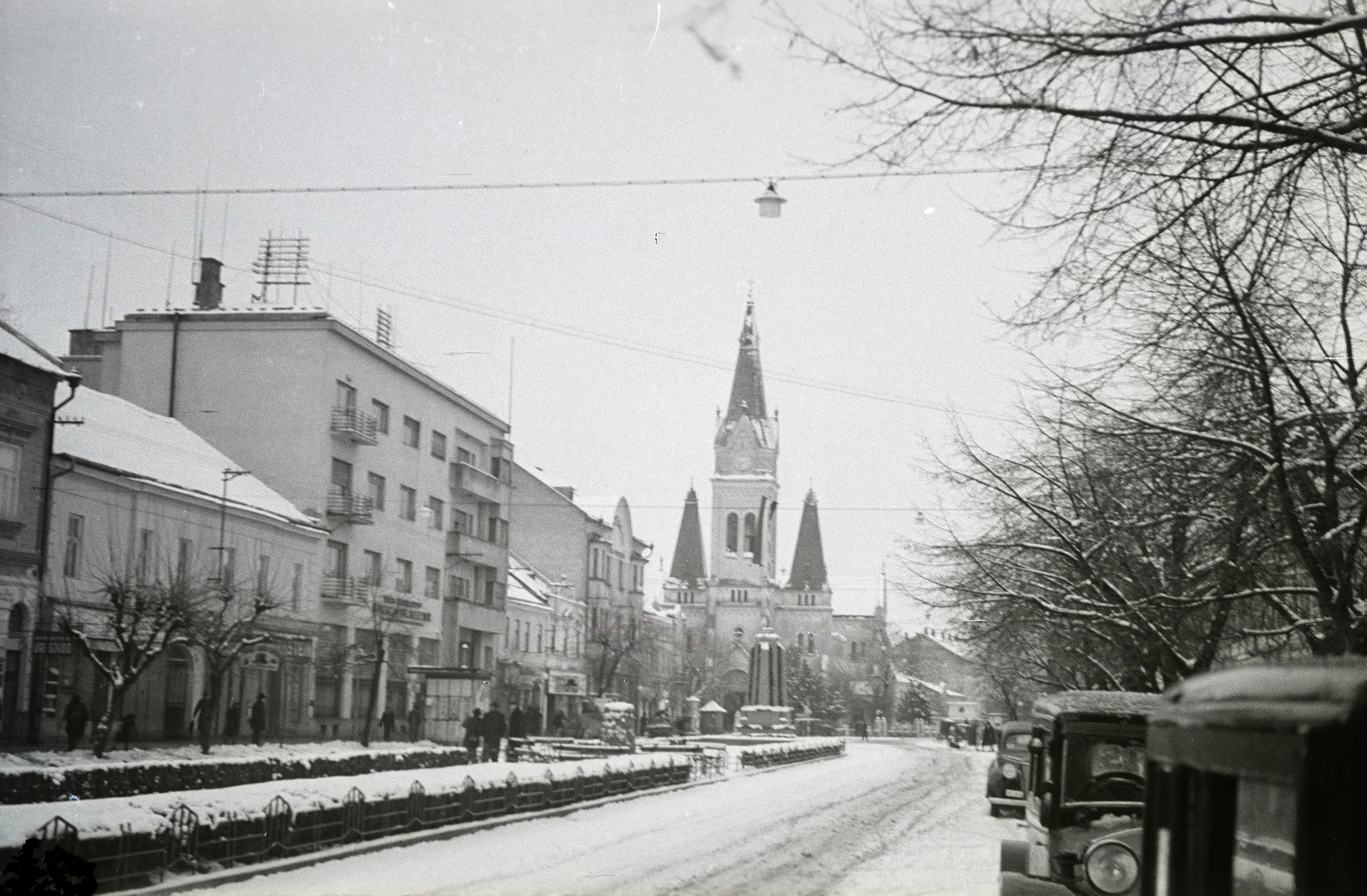 Ukrajna,Kárpátalja, Munkács, Cirill és Metód tér (ekkor Horthy Miklós utca), szemben a Tours-i Szent Márton-székesegyház., 1942, Mohai család, Fortepan #257158