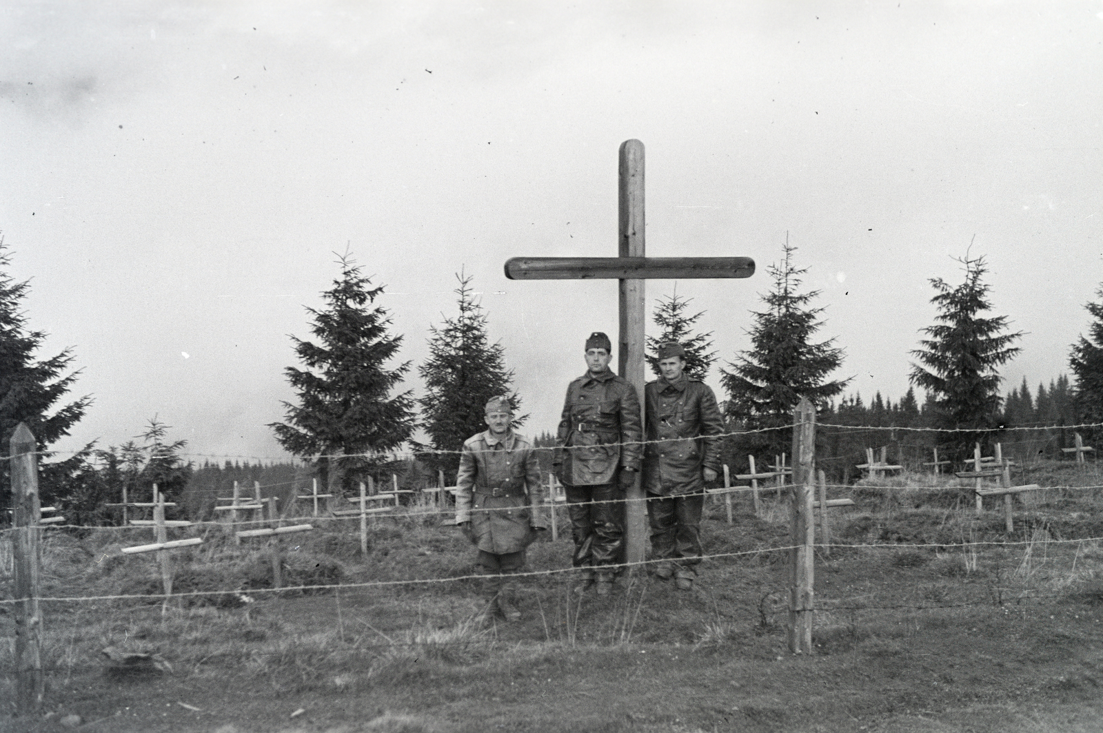 Románia,Erdély, Radnai-havasok (Munții Rodnei), Borsai-hágó (Pasul Prislop), világháborús temető., 1942, Mohai család, Fortepan #257184