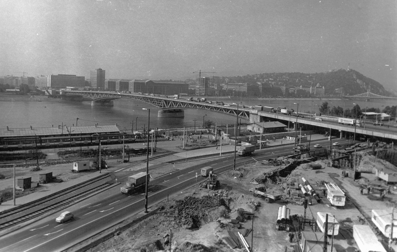Hungary, Budapest IX., Boráros tér, az aluljáró építkezése a Petőfi híd felé nézve., 1981, Ferencvárosi Helytörténeti Gyűjtemény, bridge, construction, Polski Fiat-brand, picture, commuter train, Danube, Budapest, Duna-bridge, János Feketeházy-design, Hubert Pál Álgyay-design, Fortepan #25719
