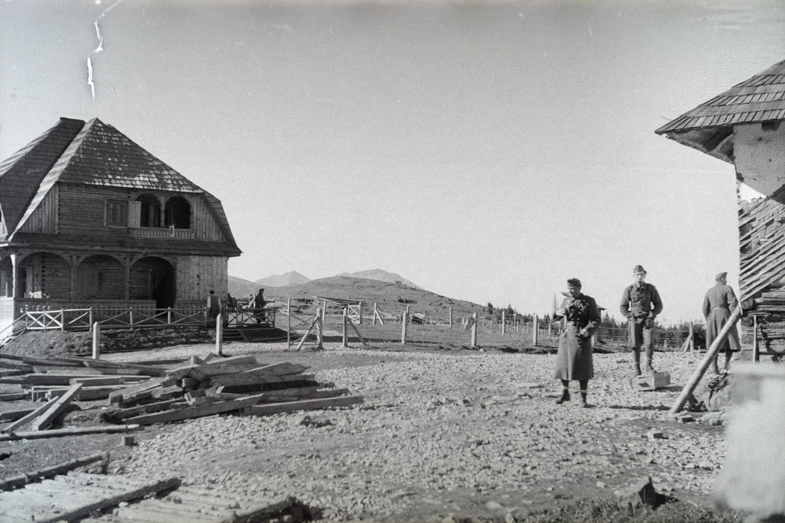 Románia,Erdély, Radnai-havasok (Munții Rodnei), Borsai-hágó (Pasul Prislop), balra a Prislop menedékház (Cabană Prislop)., 1942, Mohai család, Fortepan #257194