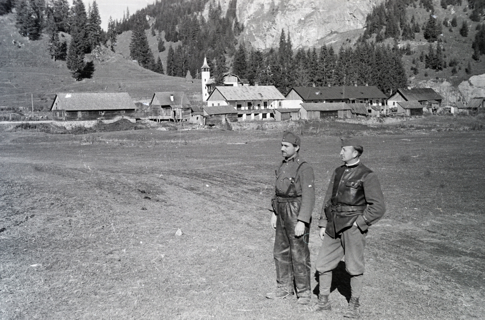 Románia,Erdély, Țibău, (ekkor Pappfalva), a házcsoport a magyar-román határ közelében áll. A felvétel magyar területen készült., 1942, Mohai család, második világháború, Fortepan #257198