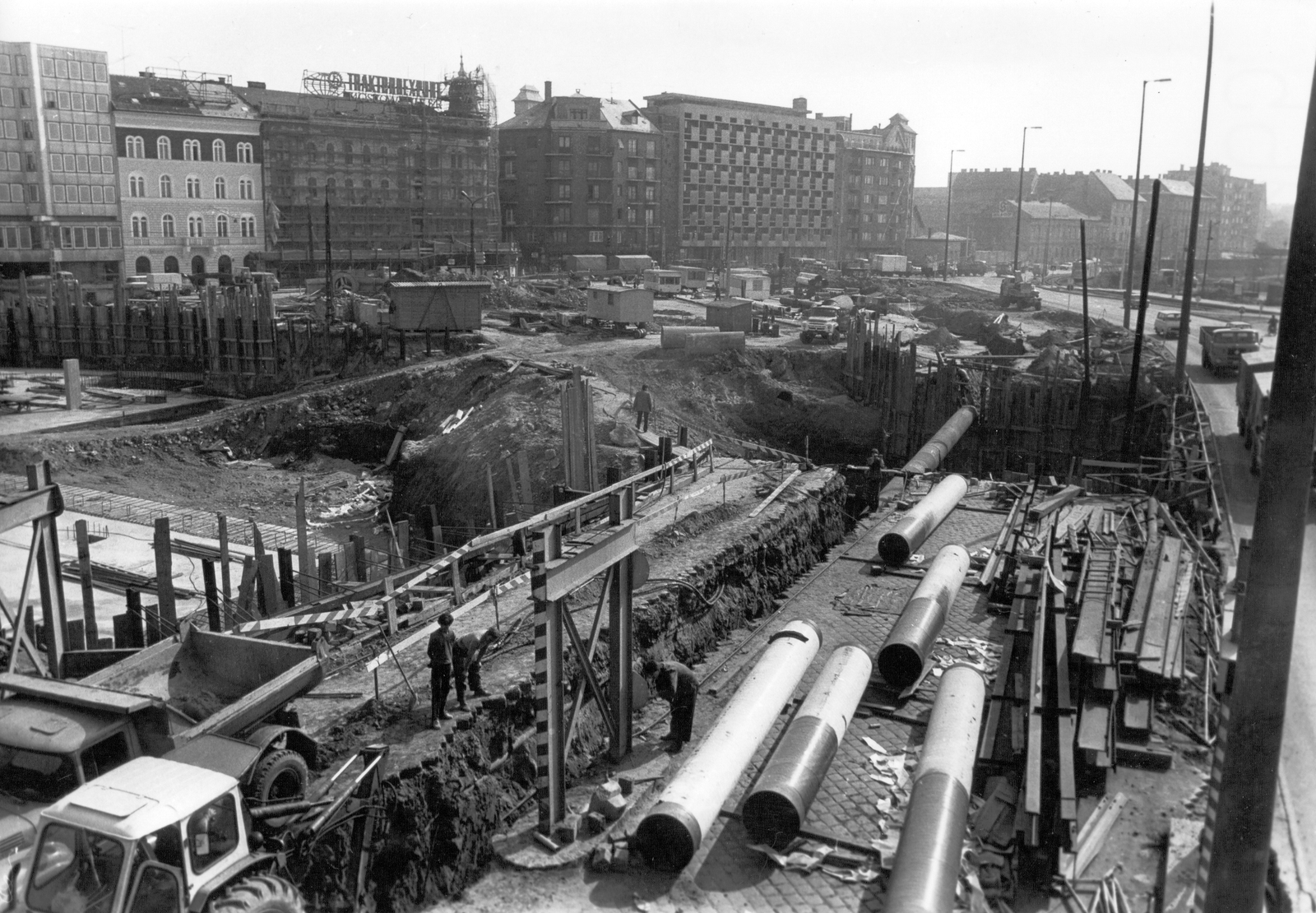 Hungary, Budapest IX., Boráros tér, az aluljáró építkezése a Soroksári út felé nézve., 1981, Ferencvárosi Helytörténeti Gyűjtemény, label, construction, picture, sewerage, Budapest, Fortepan #25720