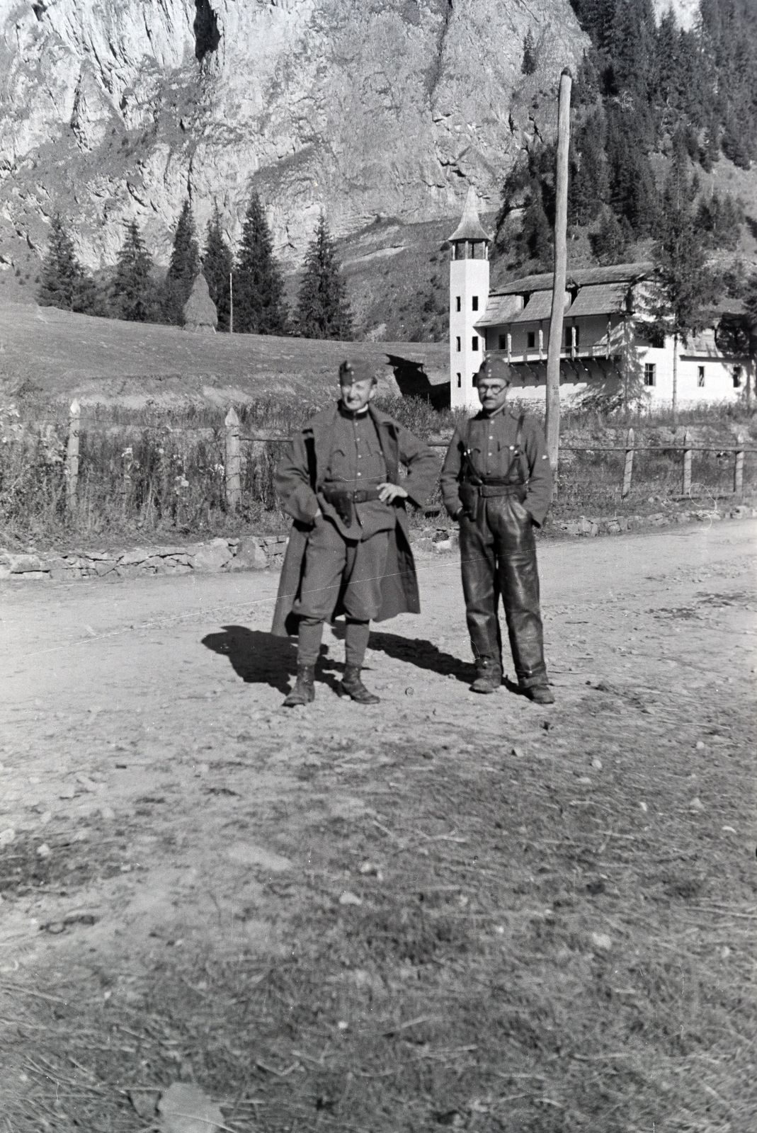 Románia,Erdély, Țibău, (ekkor Pappfalva), a ház a magyar-román határ közelében áll. A felvétel magyar területen készült., 1942, Mohai család, Fortepan #257200