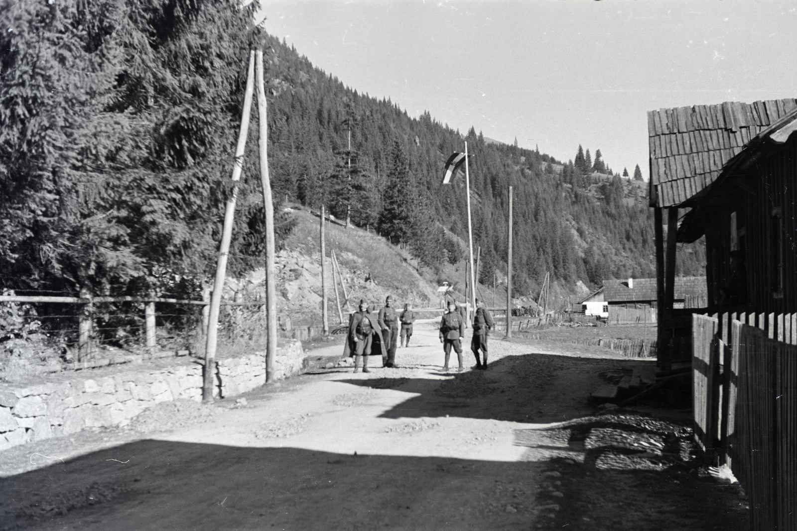Románia,Erdély, Țibău, (ekkor Pappfalva), háttérben a magyar-román határ a 18-as főúton a Țibău (Cibo) folyó feletti hídnál., 1942, Mohai család, Fortepan #257202