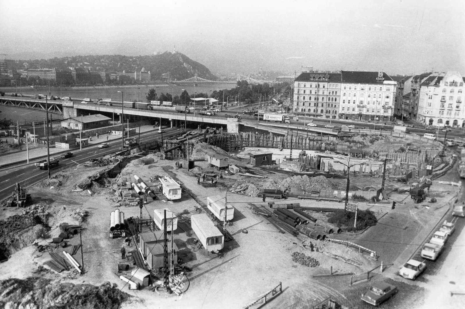 Hungary, Budapest IX., Boráros tér, az aluljáró építkezése a Petőfi híd felé nézve., 1981, Ferencvárosi Helytörténeti Gyűjtemény, bridge, label, construction, underpass, picture, Danube, Budapest, Duna-bridge, János Feketeházy-design, Hubert Pál Álgyay-design, caravan, Fortepan #25721