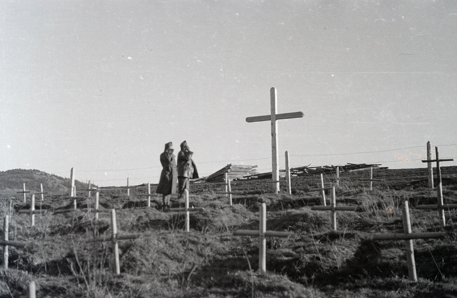 Romania,Transylvania, Radnai-havasok (Munții Rodnei), Borsai-hágó (Pasul Prislop), világháborús temető., 1942, Mohai család, Fortepan #257220