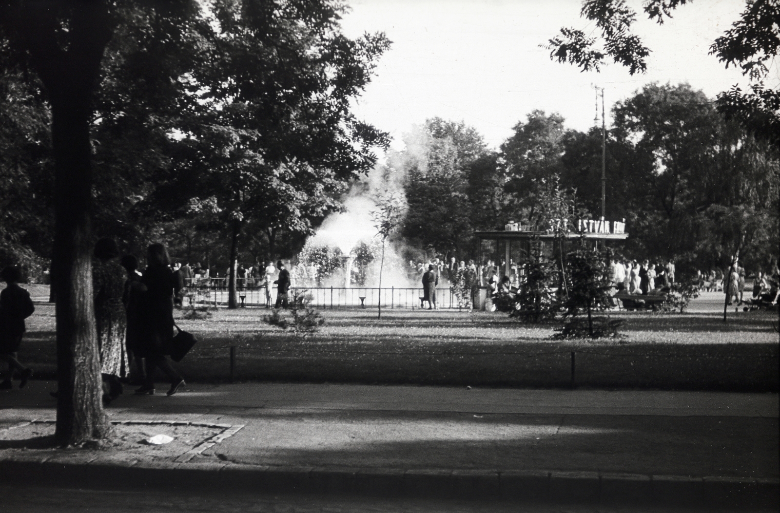 Magyarország, Városliget, Budapest XIV., Kós Károly sétány, szemben a Széchenyi Gyógyfürdő melletti ivókút (Szent István forrás)., 1942, Mohai család, Budapest, Fortepan #257257