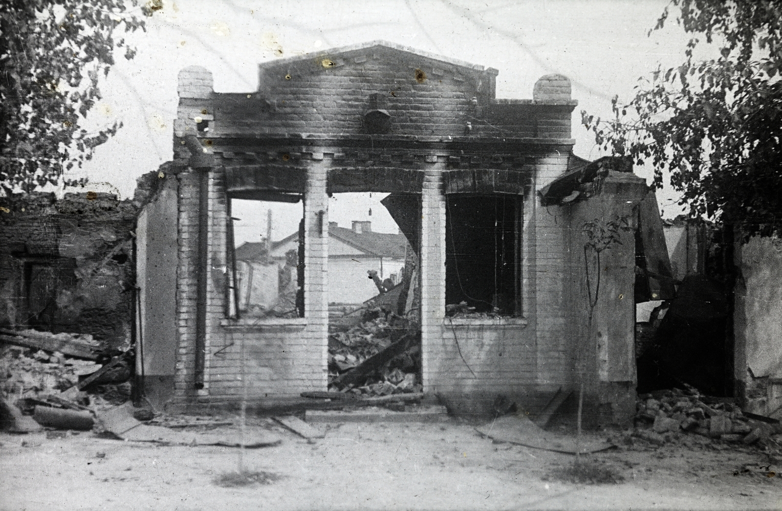 Ukraine, Tulcsin, 1941, Mohai család, damaged building, Fortepan #257258