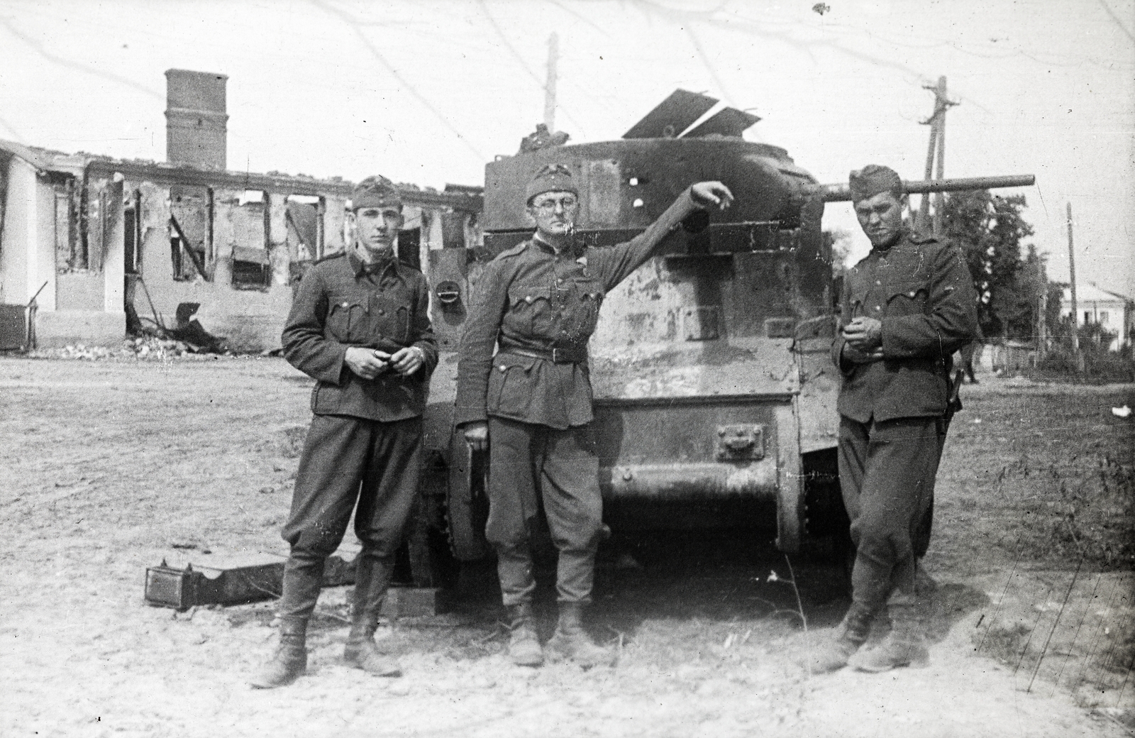 Ukraine, Tulcsin, 1941, Mohai család, tank, wreck, three people, Fortepan #257263