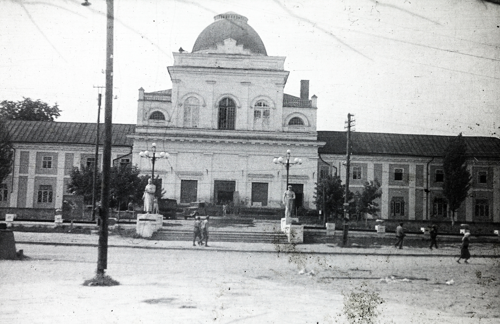 Ukraine, Tulcsin, Leontovics (Lenin) utca - Szaska utca sarok, a kép készítése idején színháznak átalakított domonkos kolostor székesegyháza (később ortodox székesegyház)., 1941, Mohai család, Fortepan #257266