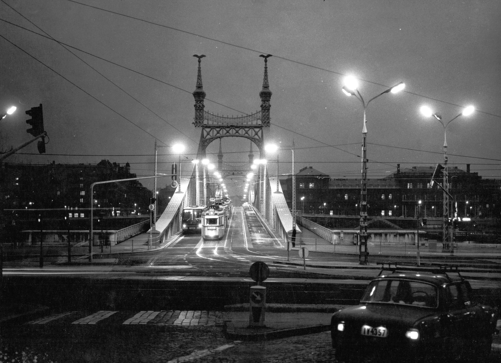 Hungary, Budapest XI., Szent Gellért tér, Szabadság híd budai hídfő., 1980, Ferencvárosi Helytörténeti Gyűjtemény, bridge, bus, night, automobile, Ganz UV tramway, Budapest, Duna-bridge, János Feketeházy-design, Ikarus-brand, Ganz-brand, Fortepan #25729