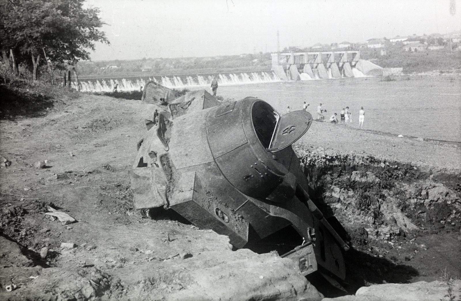 Ukraine, Pervomaysk, a Bug folyón 1929-re felépített vízerőmű., 1941, Mohai család, bath, water energy, wreck, armoured car, Fortepan #257290