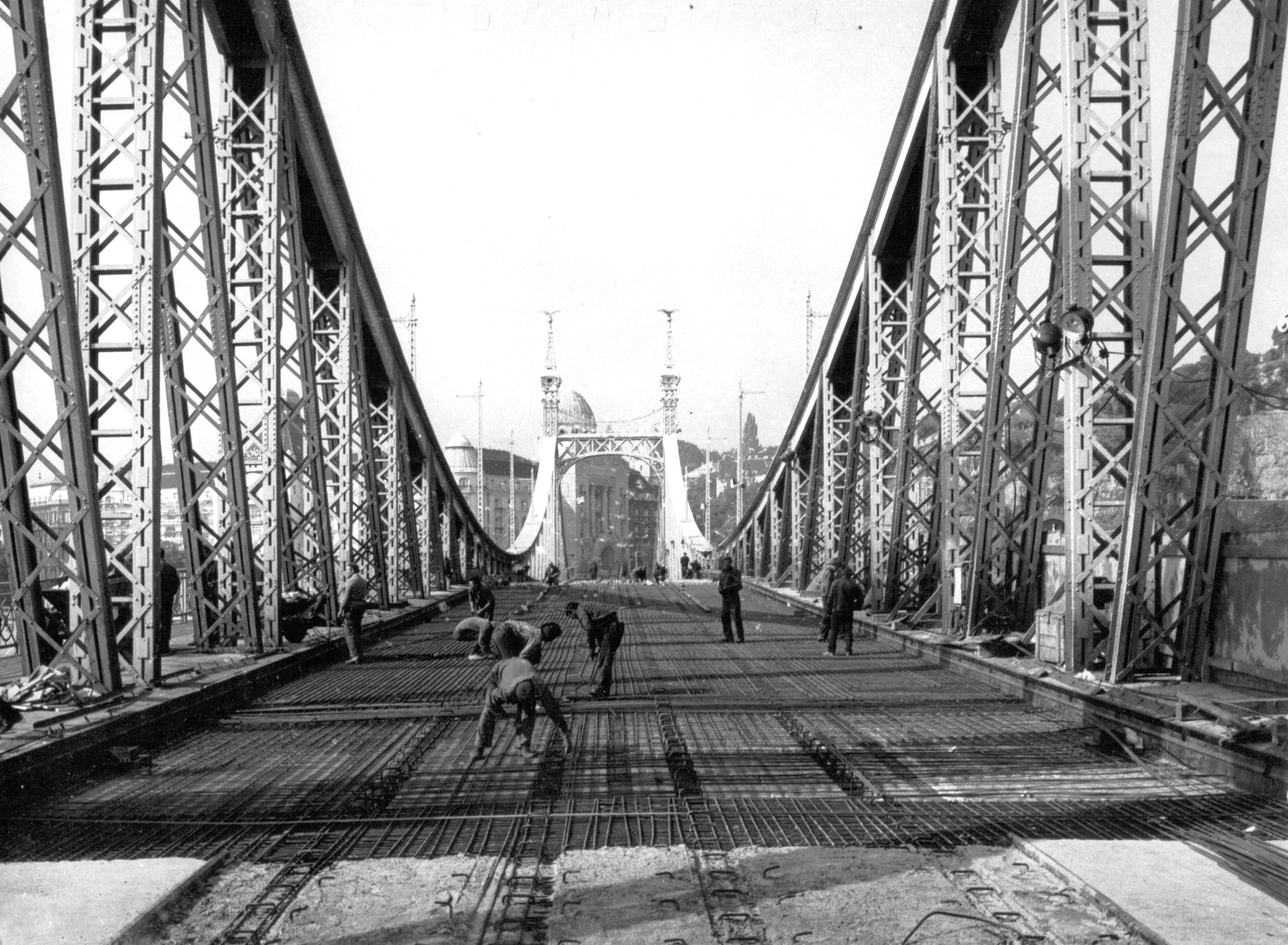 Hungary, Budapest XI., Szabadság híd a Szent Gellért tér felé nézve az útpálya átépítése idején., 1980, Ferencvárosi Helytörténeti Gyűjtemény, bridge, construction, bridge building, Budapest, Duna-bridge, János Feketeházy-design, Fortepan #25730