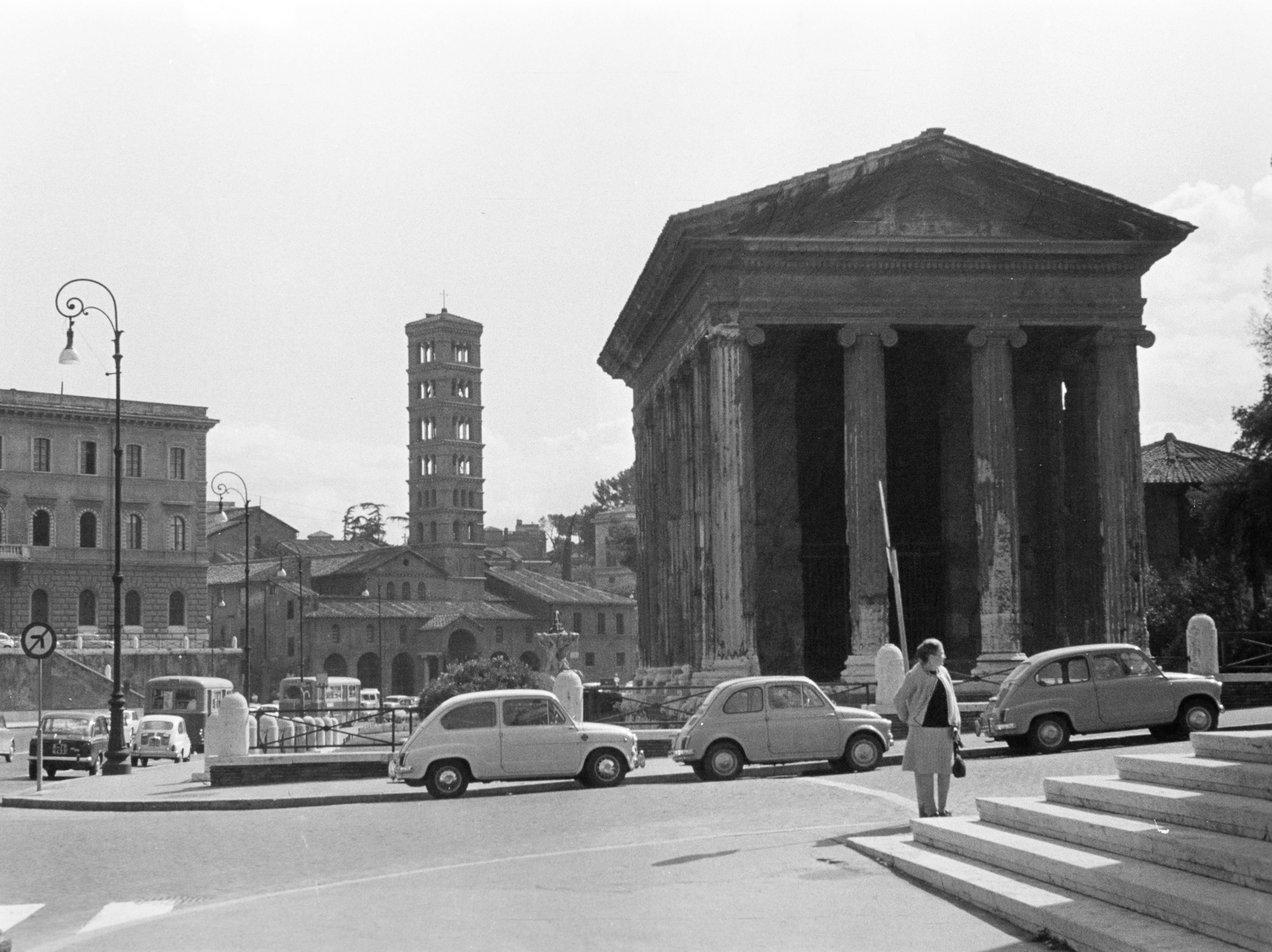 Olaszország, Róma, Via Luigi Petroselli, szemben Portunus temploma, balra a háttérben a Basilica di Santa Maria in Cosmedin., 1964, Ladinek Viktor, Fortepan #257337