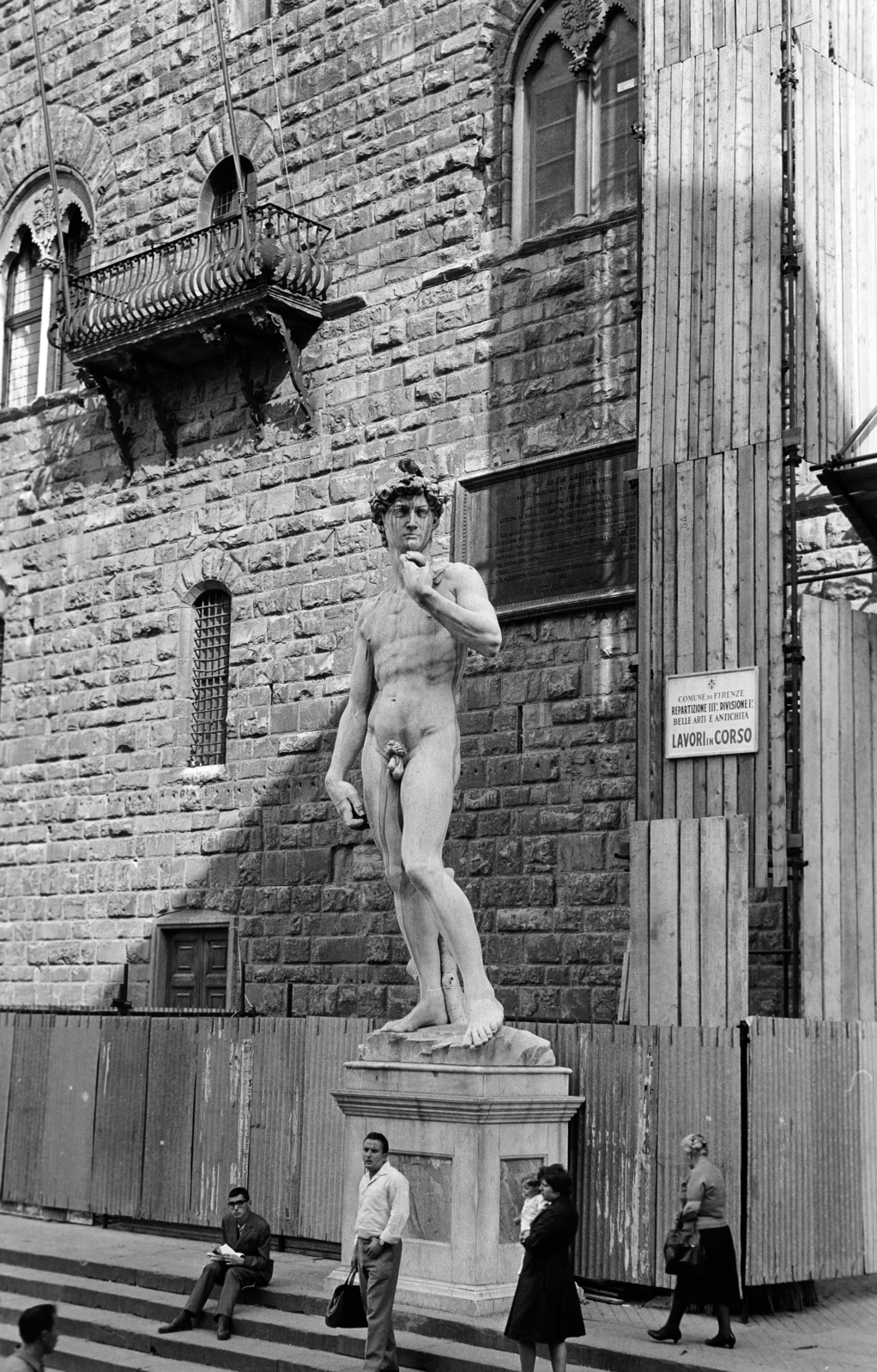 Olaszország, Firenze, Michelangelo Dávid szobrának másolata a régi városháza, a Palazzo Vecchio bejáratánál., 1964, Ladinek Viktor, Fortepan #257338