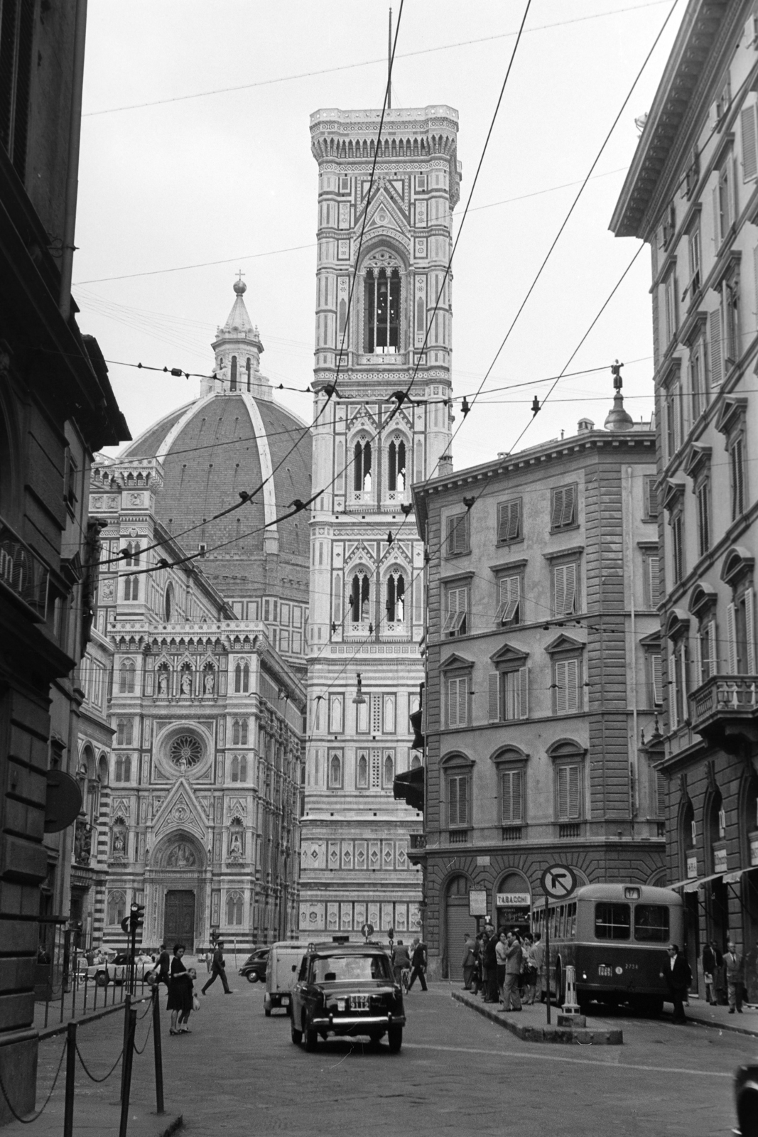Olaszország, Firenze, Via dei Pecori, szemben a Dóm., 1964, Ladinek Viktor, járdasziget, épített örökség, torony, Fortepan #257339