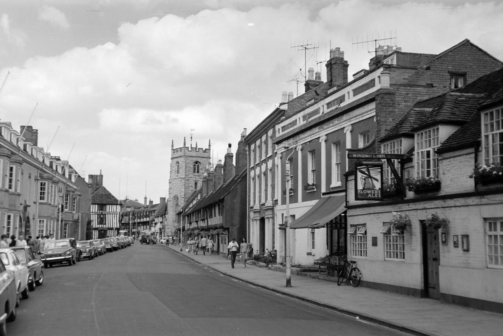 United Kingdom, National Cycle Route 41, jobbra távolabb a King Edward VI School és a Szent Kereszt céhkápolna., 1965, Ladinek Viktor, street view, pub, windmill, Fortepan #257344