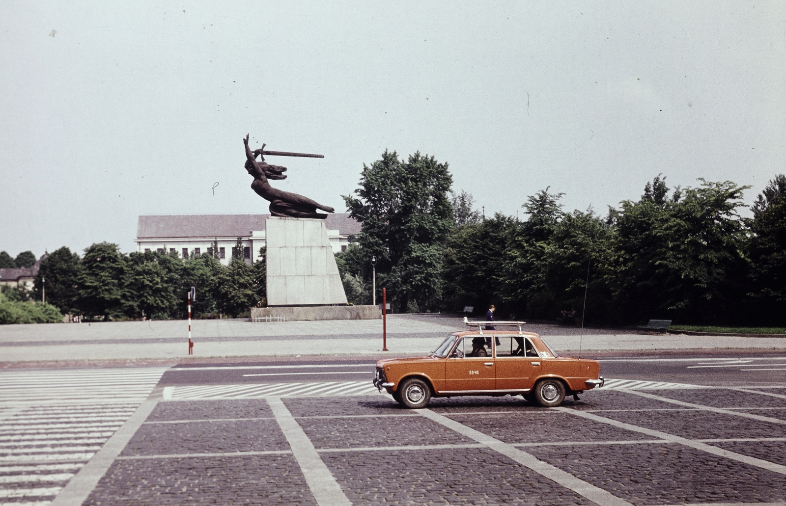 Lengyelország, Varsó, plac Teatralny, a "Varsói Hősök 1939-1945" emlékmű., 1972, Ladinek Viktor, színes, Polski Fiat-márka, gyalogátkelő, Fortepan #257346