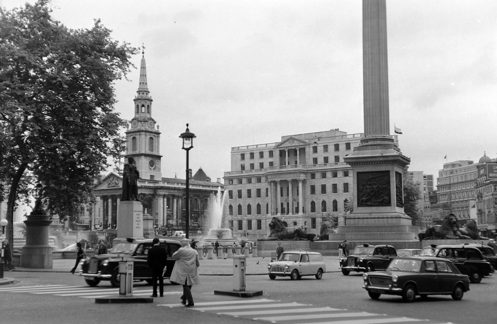 United Kingdom, London, Trafalgar Square, balra a Charles James Napier emlékmű, mögötte a St Martin-in-the-Fields, jobbra a Nelson's Column, háttérben a South Africa House épülete., 1965, Ladinek Viktor, taxicab, sculpture, street view, relief, crosswalk, pillar, Fortepan #257349