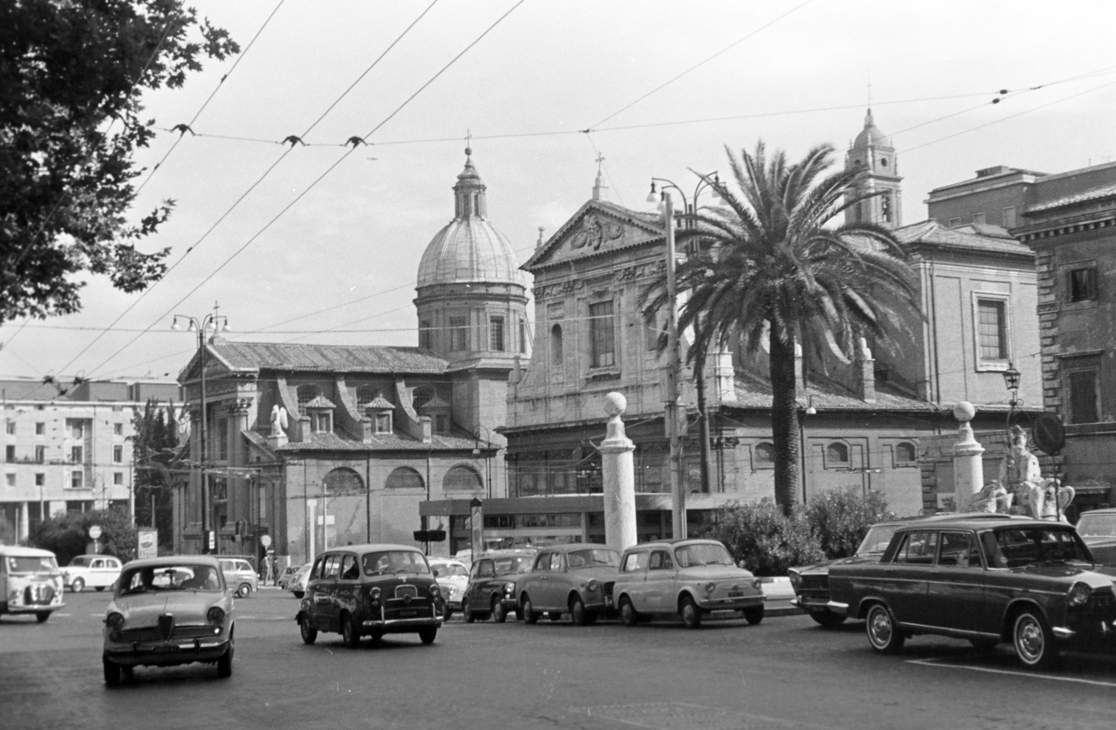 Italy, Rome, Via di Ripetta, jobbra a Via Tomacelli torkolata mellett a Chiesa di San Girolamo dei Croati, ettől balra a Chiesa di San Rocco all'Augusteo., 1964, Ladinek Viktor, Fortepan #257350