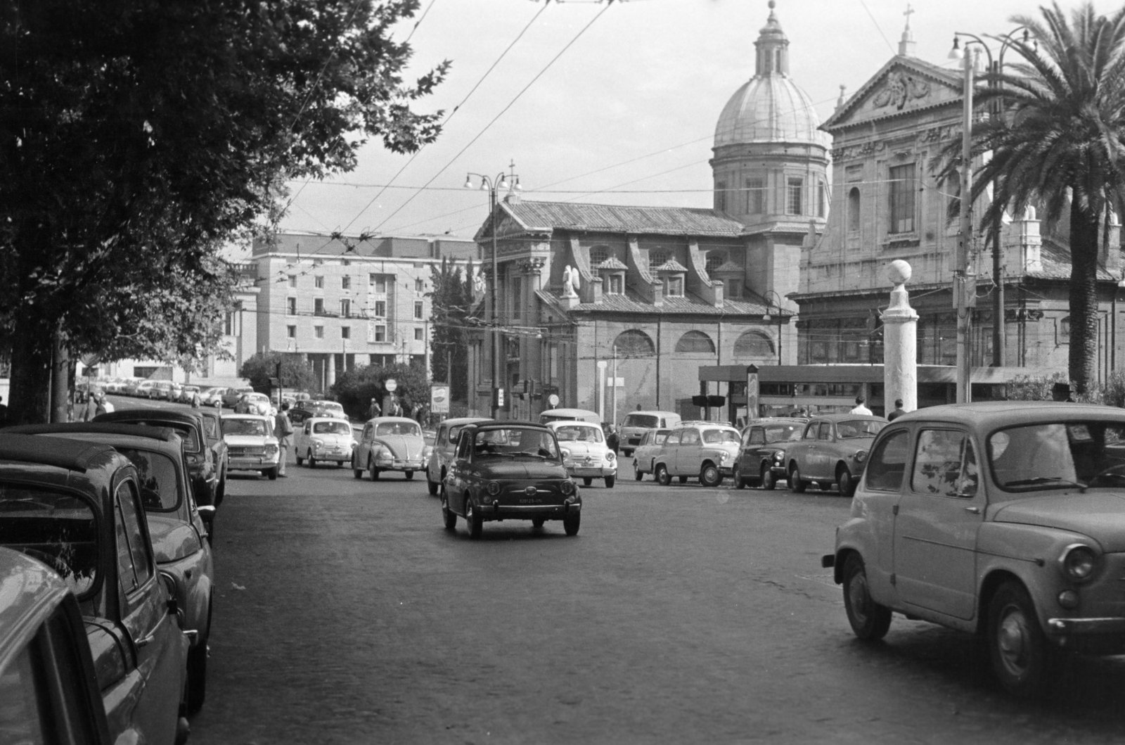 Olaszország, Róma, Via di Ripetta, jobbra a Via Tomacelli torkolata mellett a Chiesa di San Girolamo dei Croati, ettől balra a Chiesa di San Rocco all'Augusteo., 1964, Ladinek Viktor, Fortepan #257351