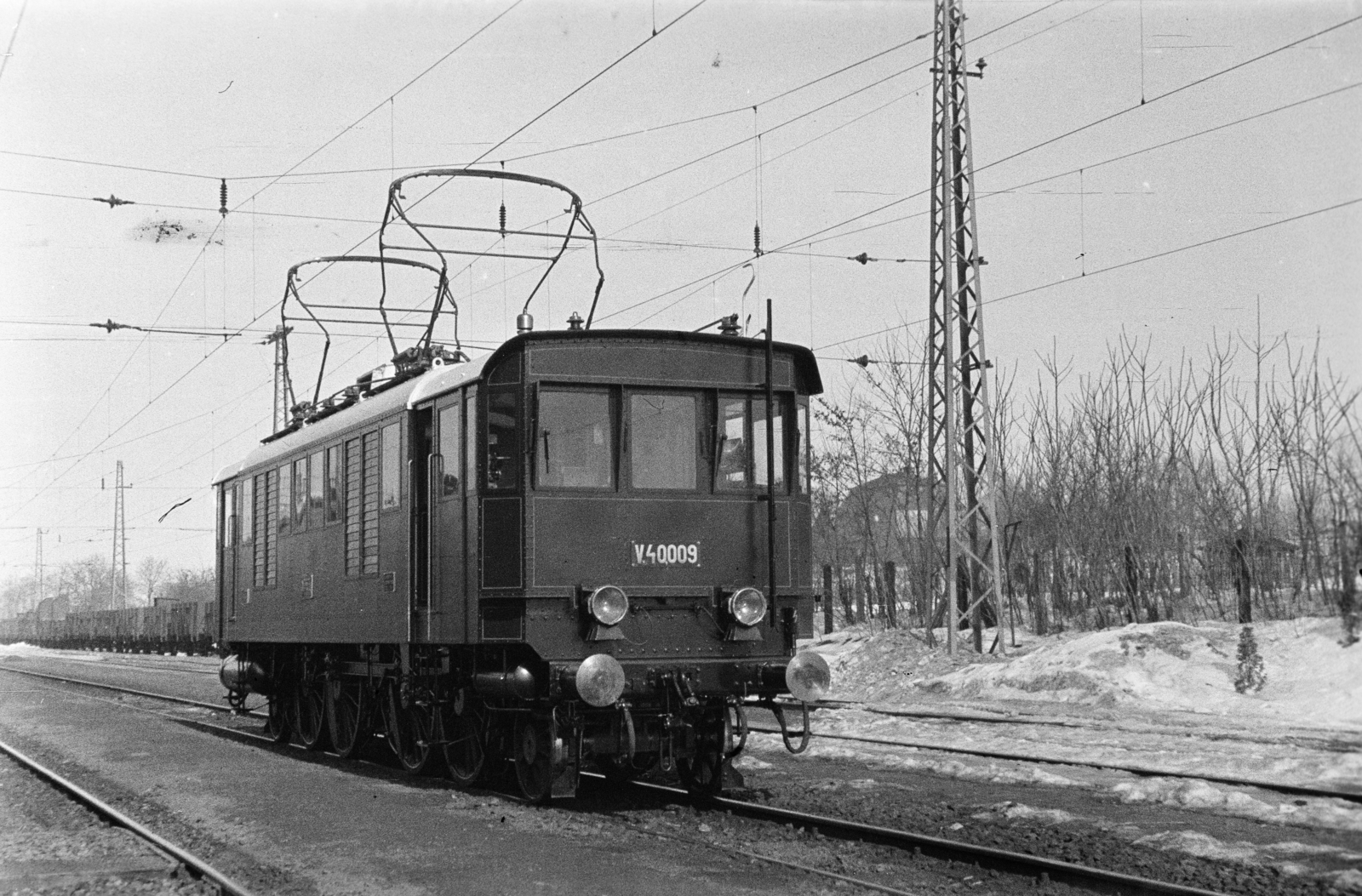 Hungary, Tata, a város vasútállomása, ekkor Tata-Tóváros néven. A MÁV V40 sorozatú villamosmozdonya / Kandó-mozdony., 1943, Ladinek Viktor, electric locomotive, MÁV V40 series, Fortepan #257367