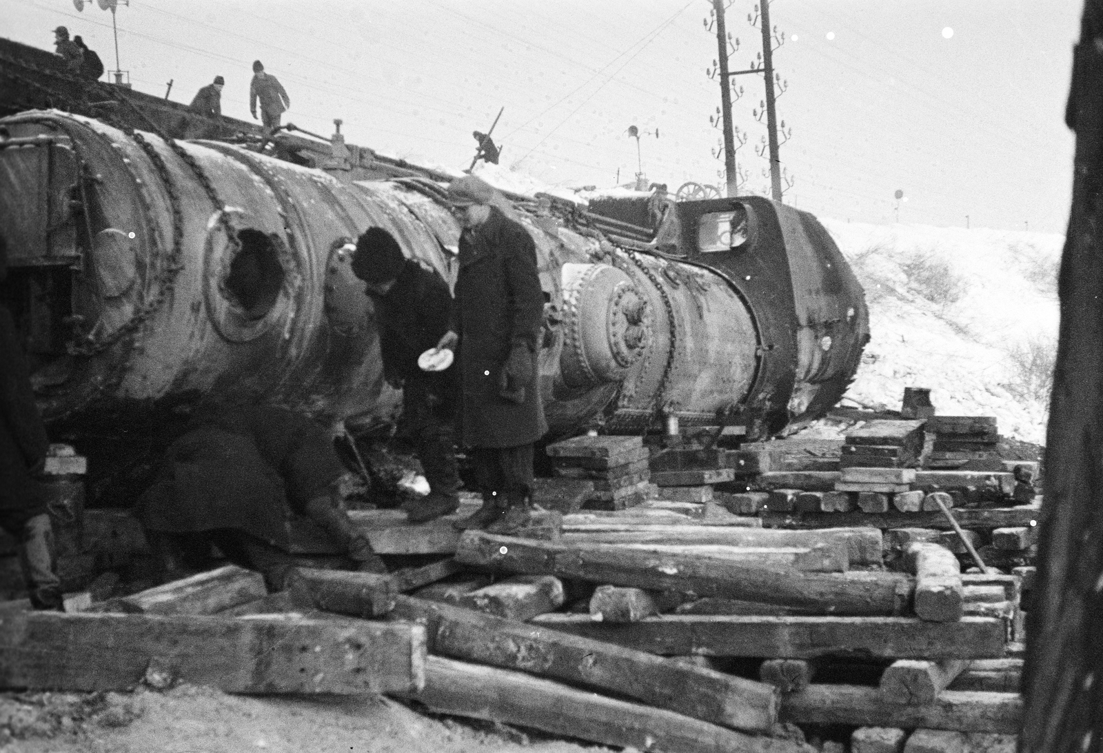 Hungary, Martonvásár, a vasútállomás közelében készült felvételen az 1942. január 17-én gyorsvonat és tehervonat ütközésekor kisiklott mozdony látható., 1942, Ladinek Viktor, accident, wreck, steam locomotive, MÁV 323 series, Fortepan #257369