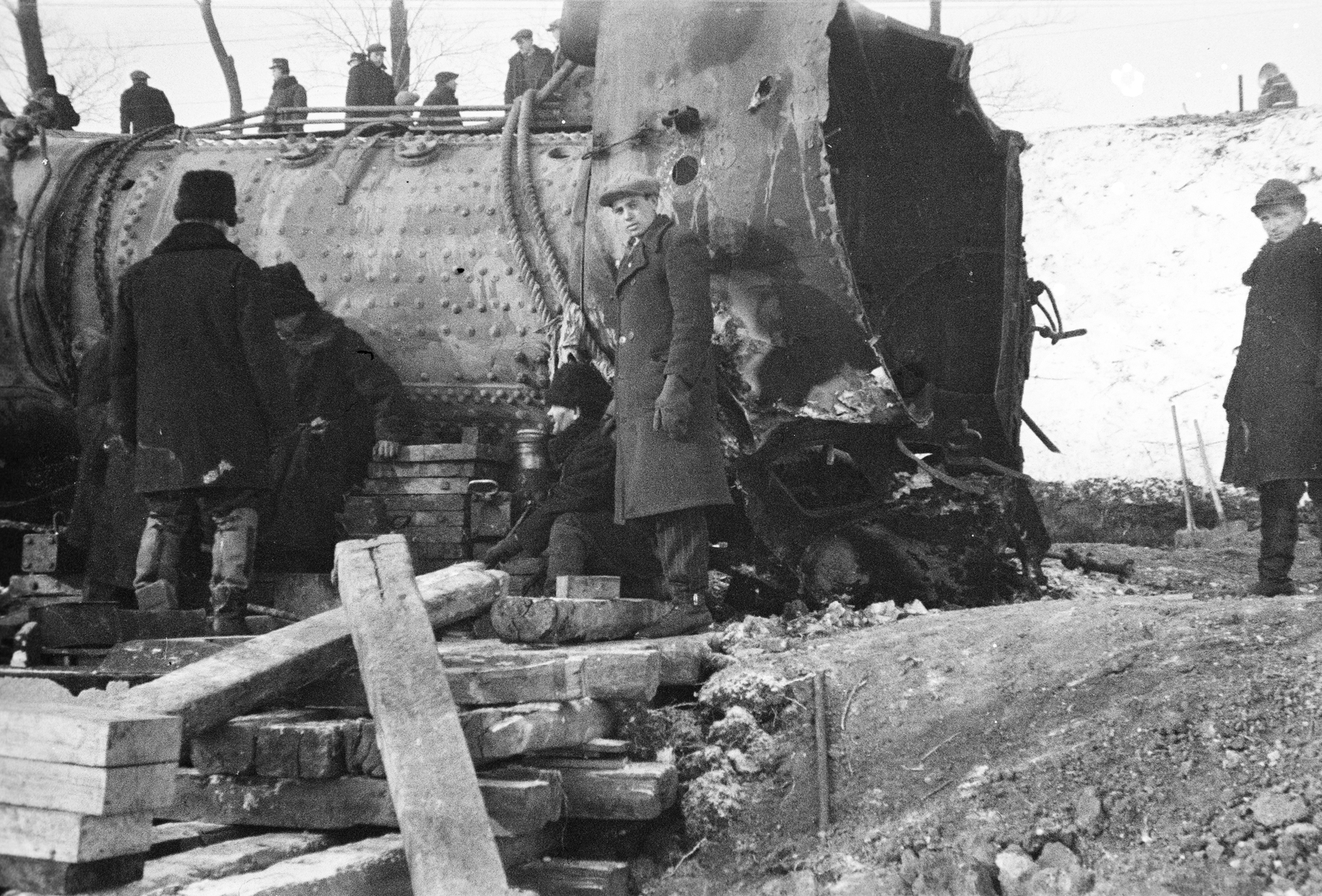 Hungary, Martonvásár, a vasútállomás közelében készült felvételen az 1942. január 17-én gyorsvonat és tehervonat ütközésekor kisiklott mozdony látható., 1942, Ladinek Viktor, accident, wreck, steam locomotive, MÁV 323 series, Fortepan #257371