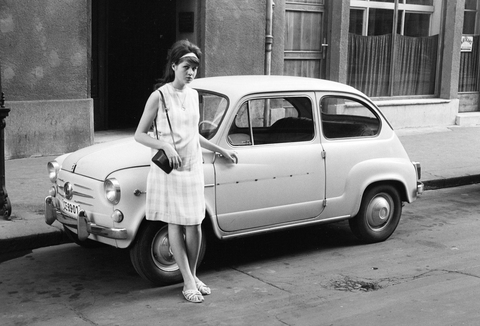 Hungary, Budapest V., Kristóf tér, a felvétel az 4-es számú ház előtt készült., 1966, Ladinek Viktor, number plate, girls'n'cars, portrait, Budapest, Fortepan #257384