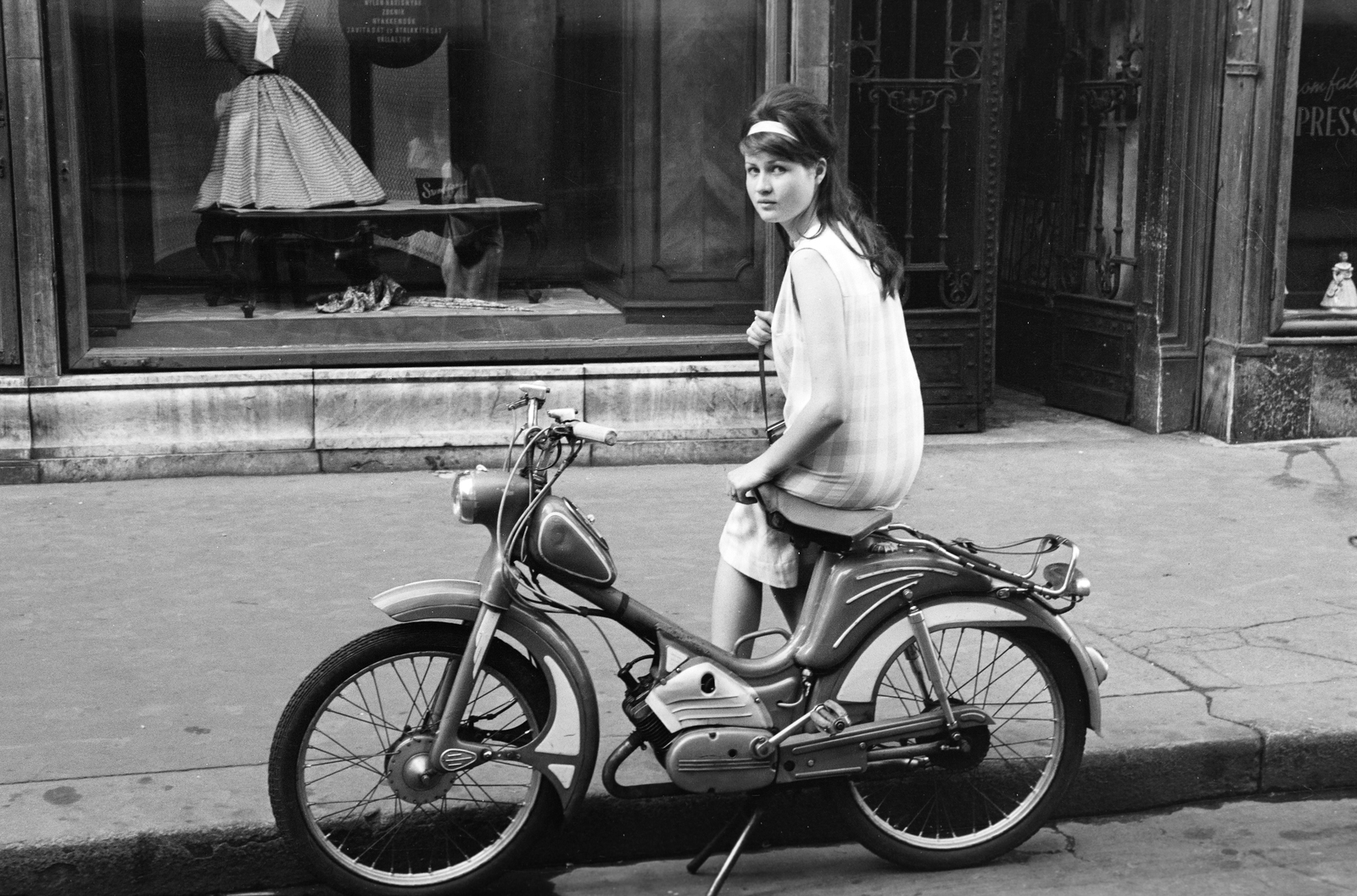 Hungary, Budapest V., Kristóf tér, a felvétel az 8-as számú ház előtt készült., 1966, Ladinek Viktor, girls'n'cars, portrait, looking back, Budapest, Fortepan #257385