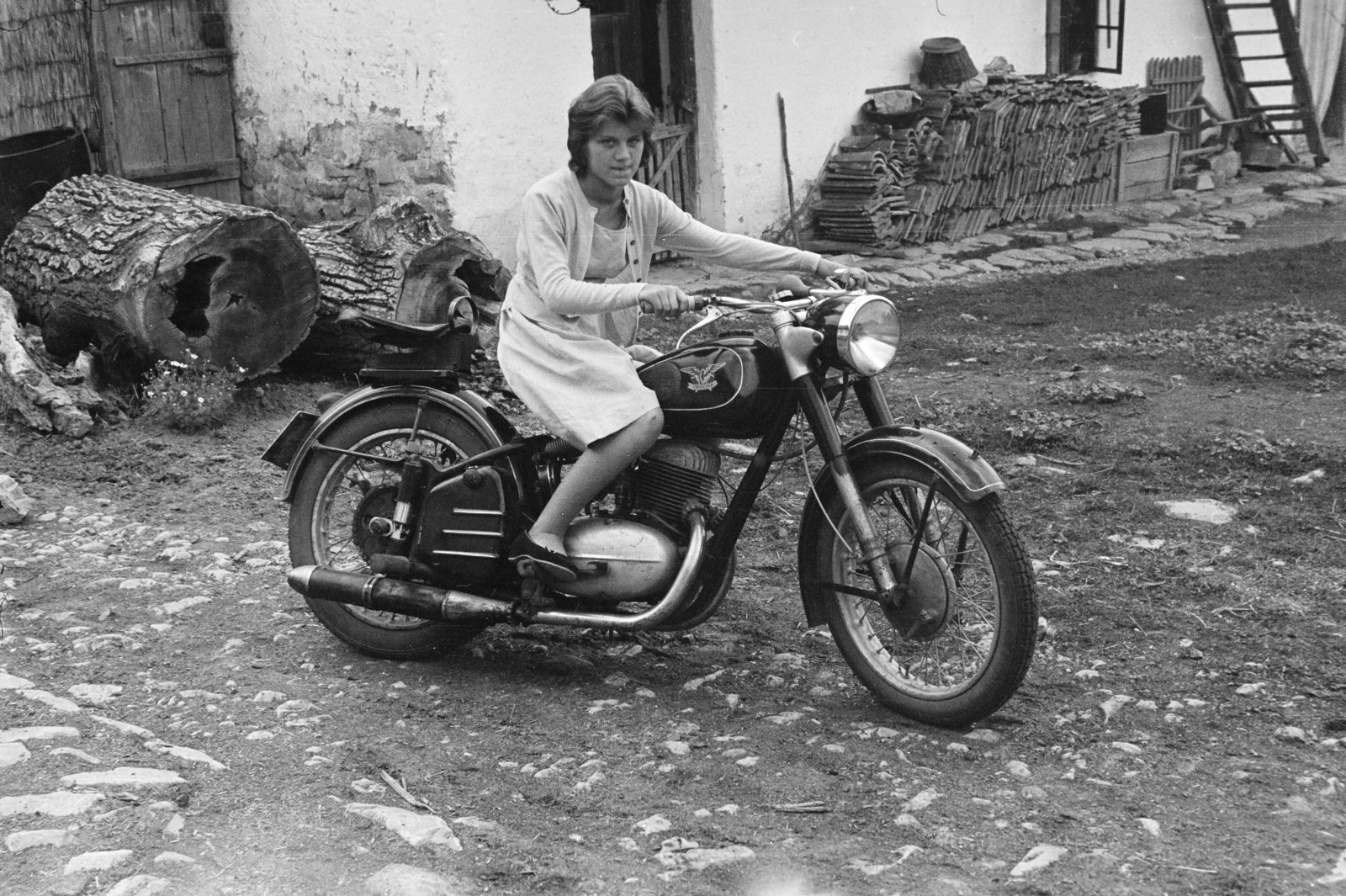 1961, Ladinek Viktor, motorcycle, skirt, cardigan, Fortepan #257388