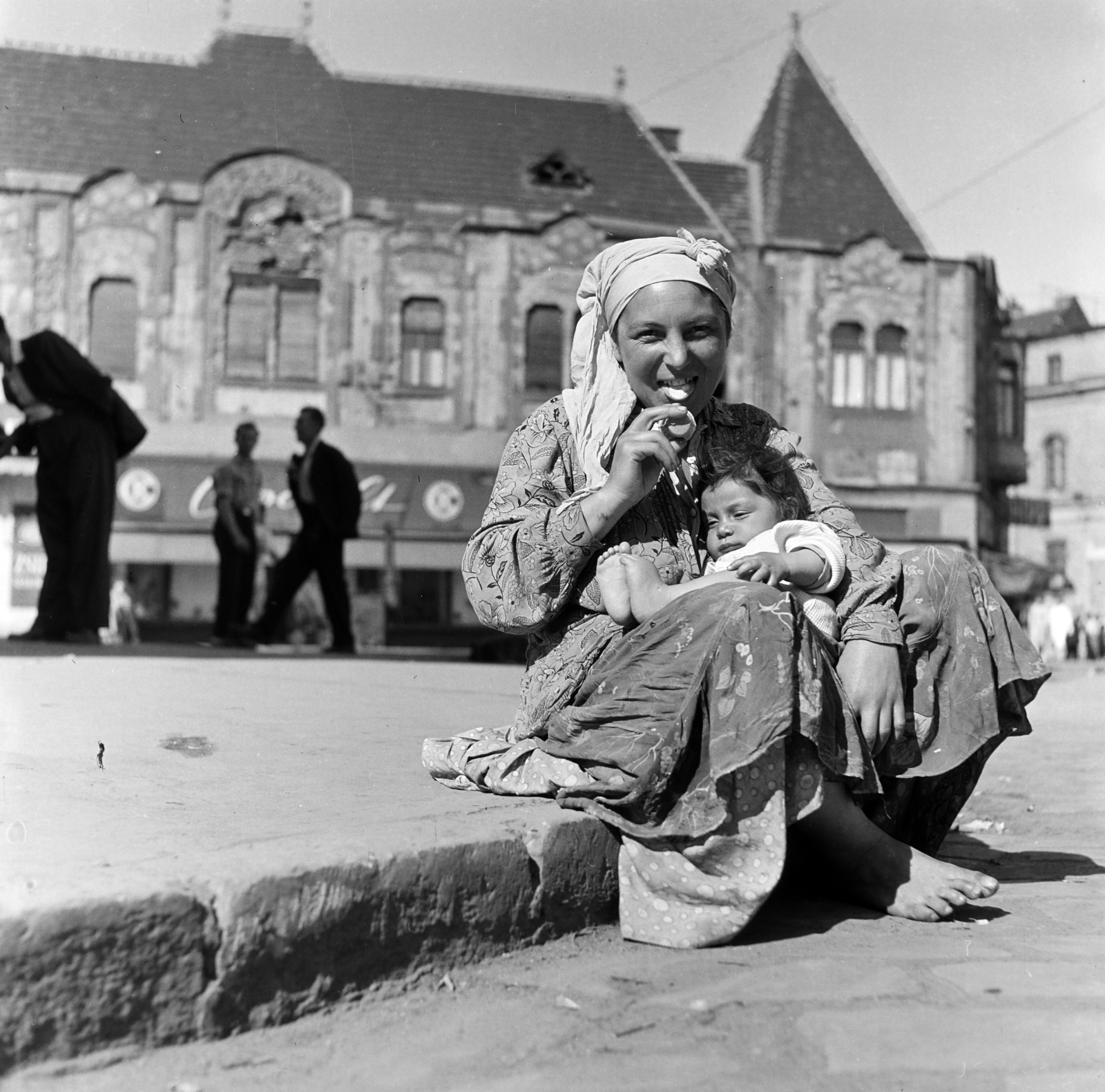 Hungary, Óbuda, Budapest III., a Föld utca és a Vörösvári út torkolata a Flórián térnél., 1954, Ladinek Viktor, portrait, gypsy, barefoot, mother, Budapest, Fortepan #257410