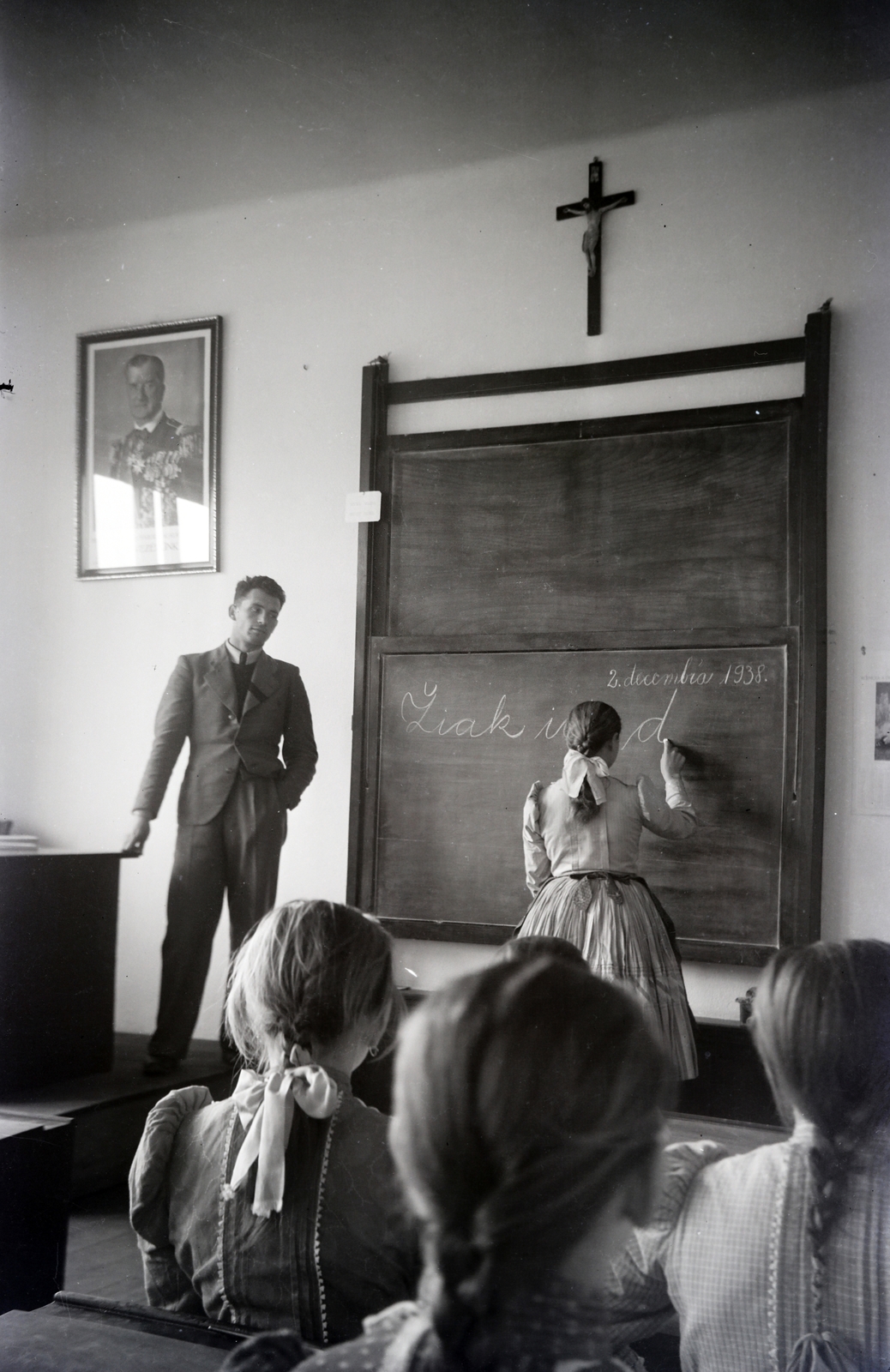 1938, Ladinek Viktor, classroom, school, label, Nicolaus Horthy-portrayal, cross, board, Fortepan #257414