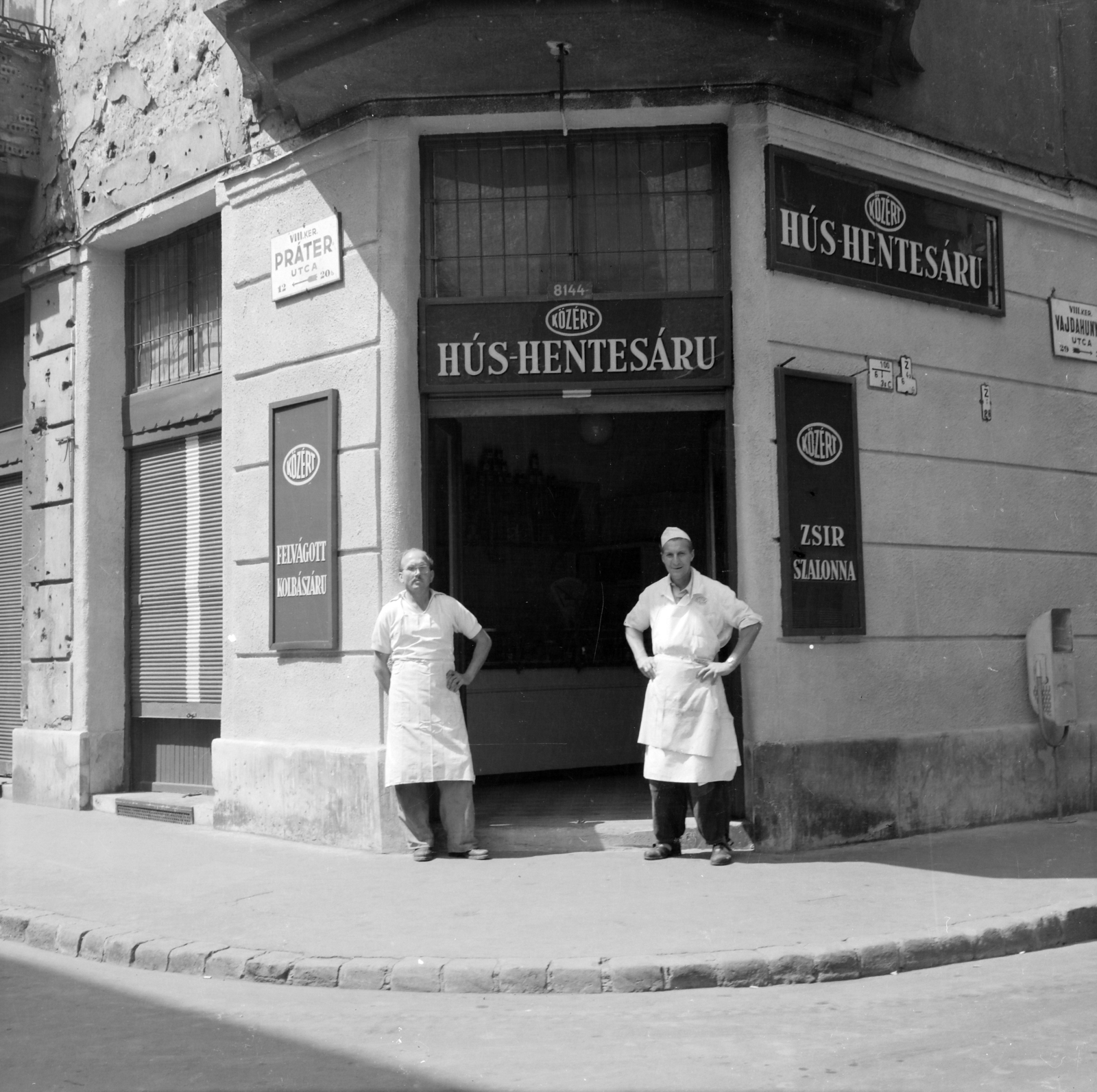 Hungary, Budapest VIII., Práter utca és Vajdahunyad utca sarok, a KÖZÉRT vállalat Hús- hentesáru boltja., 1966, Ladinek Viktor, store display, Budapest, Fortepan #257415