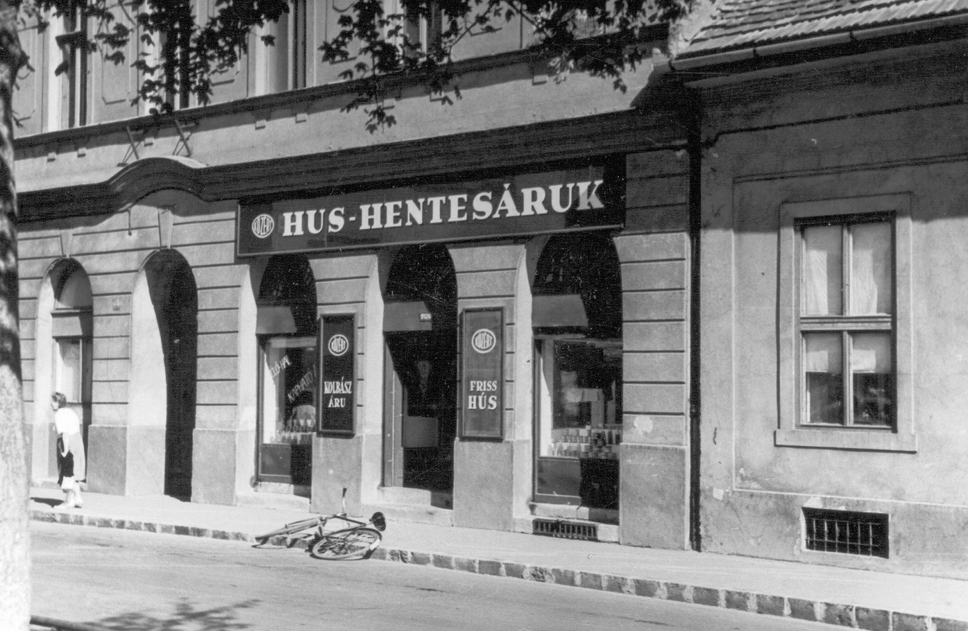 Hungary, Budapest IX., Ferenc tér 11., 1966, Ferencvárosi Helytörténeti Gyűjtemény, bicycle, sign-board, butcher shop, Budapest, grocery store, Közért Company, Fortepan #25742