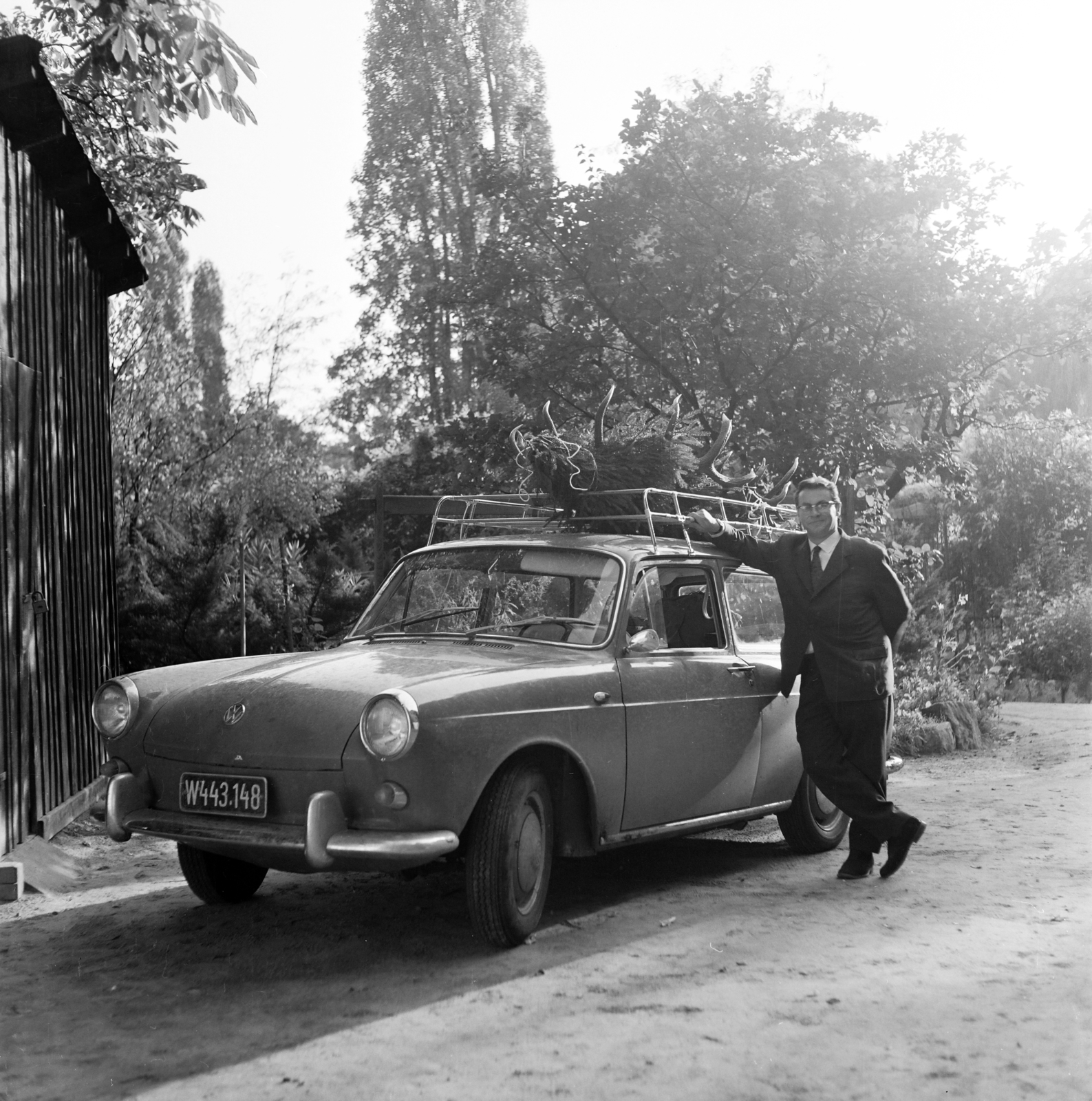 Hungary, Budapest XII., Szilágyi Erzsébet fasor 8., az Országos Trófeabíráló Bizottság épületének udvara., 1965, Ladinek Viktor, Budapest, trophy, roof rack, Fortepan #257435