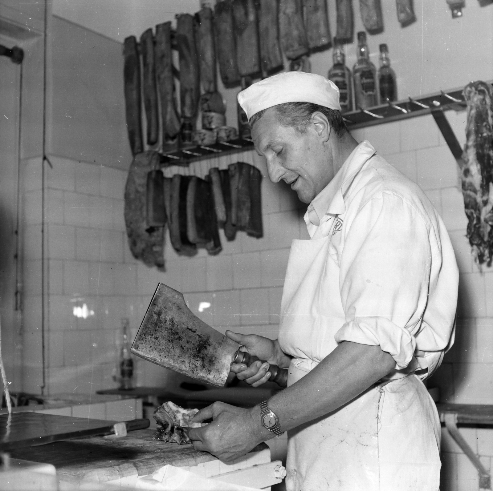 Hungary, Budapest VIII., Práter utca és Vajdahunyad utca sarok, a KÖZÉRT vállalat Hús- hentesáru boltja., 1966, Ladinek Viktor, Budapest, portrait, Közért Company, Fortepan #257438
