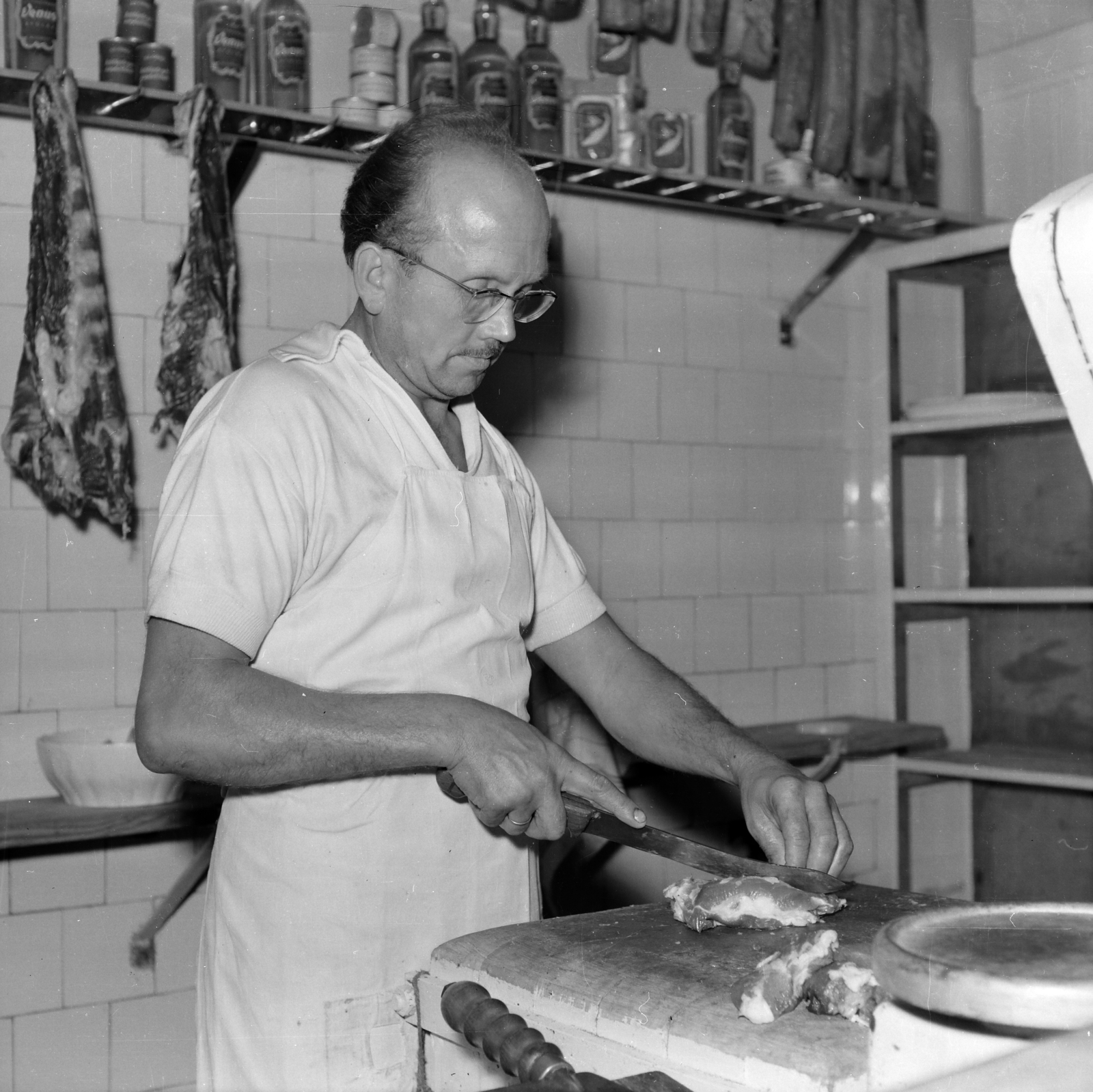 Hungary, Budapest VIII., Práter utca és Vajdahunyad utca sarok, a KÖZÉRT vállalat Hús- hentesáru boltja., 1966, Ladinek Viktor, Budapest, portrait, Közért Company, Fortepan #257439