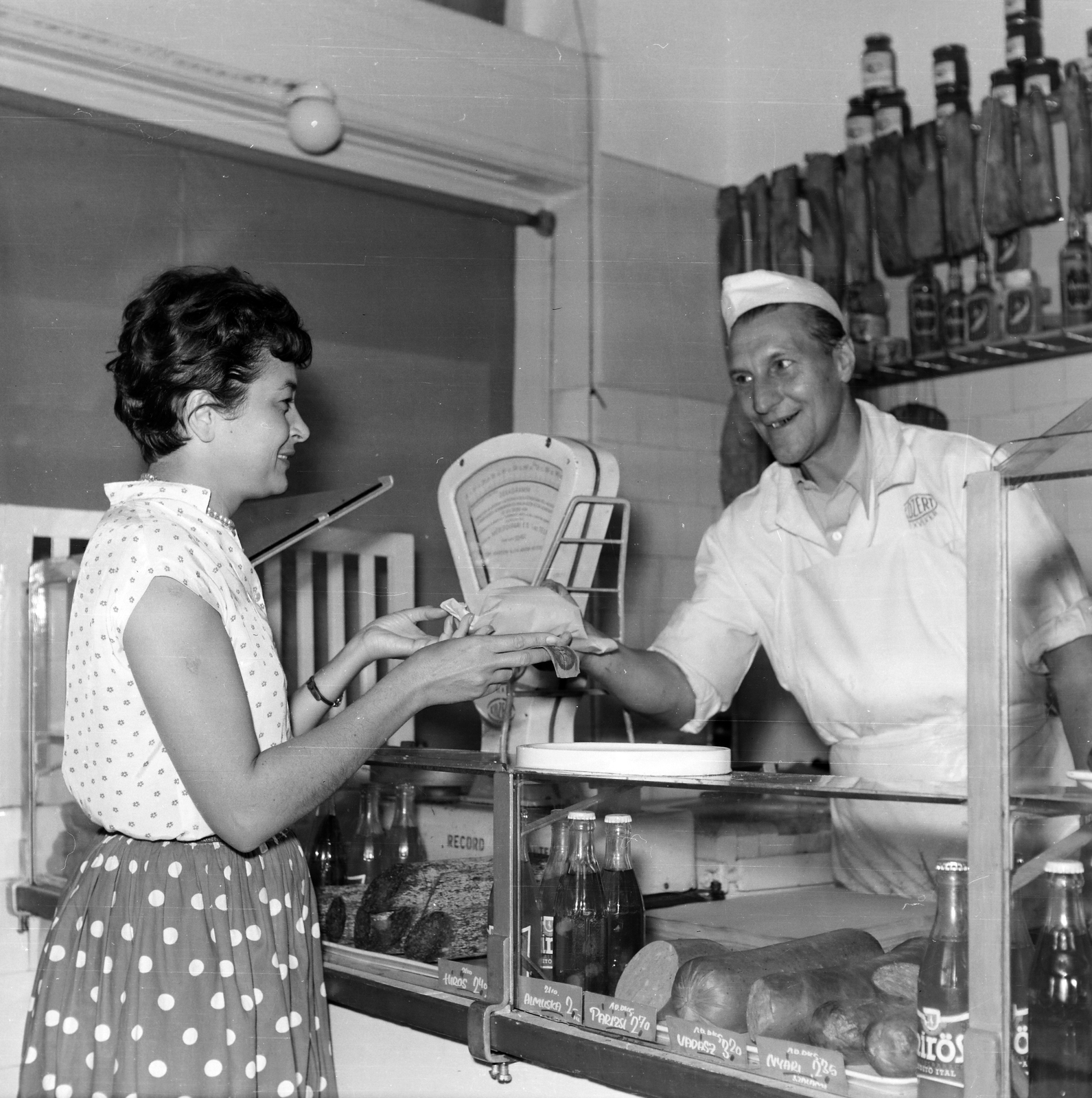 Hungary, Budapest VIII., Práter utca és Vajdahunyad utca sarok, a KÖZÉRT vállalat Hús- hentesáru boltja., 1966, Ladinek Viktor, Budapest, portrait, Közért Company, Fortepan #257445