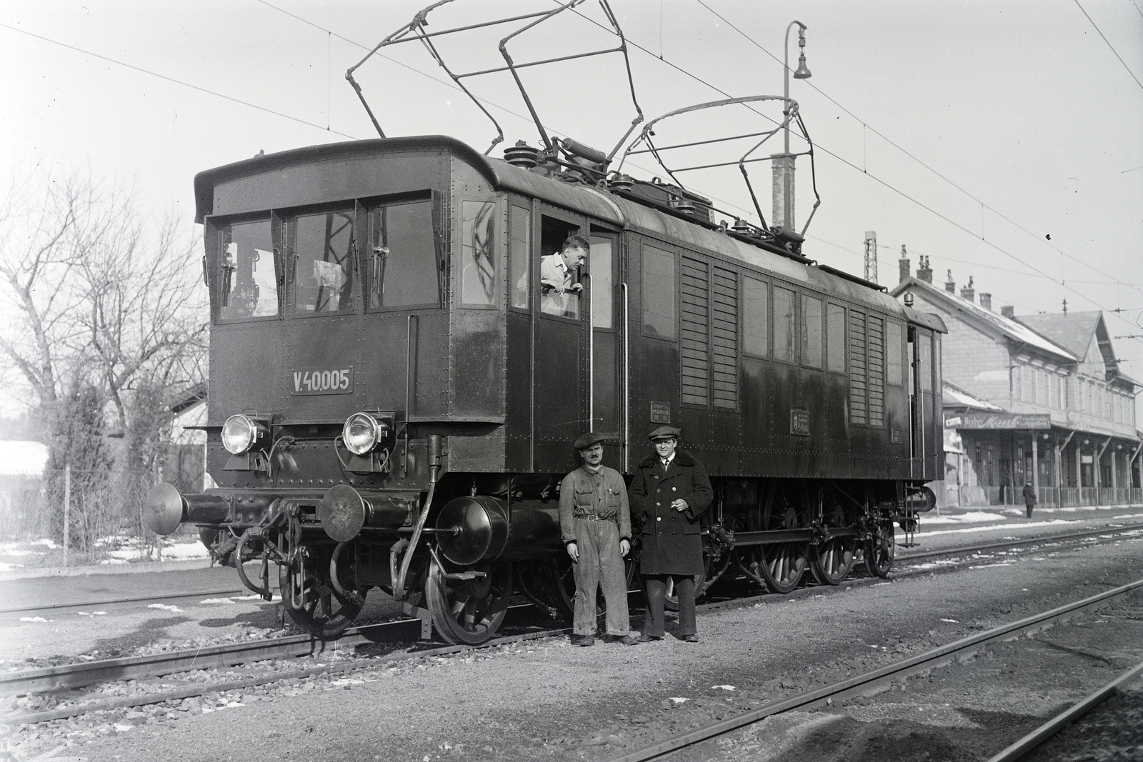 Hungary, Tata, a város vasútállomása, ekkor Tata-Tóváros néven. A MÁV V40 sorozatú villamosmozdonya / Kandó-mozdony., 1935, Ladinek Viktor, electric locomotive, MÁV V40 series, train station, Fortepan #257454