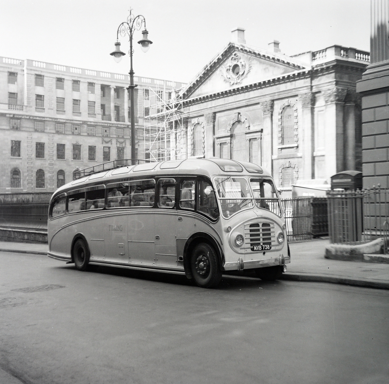 Egyesült Királyság, London, Adelaide Street, a St Martin-in-the-Fields hátsó homlokzata., 1961, Ladinek Viktor, autóbusz, Fortepan #257461