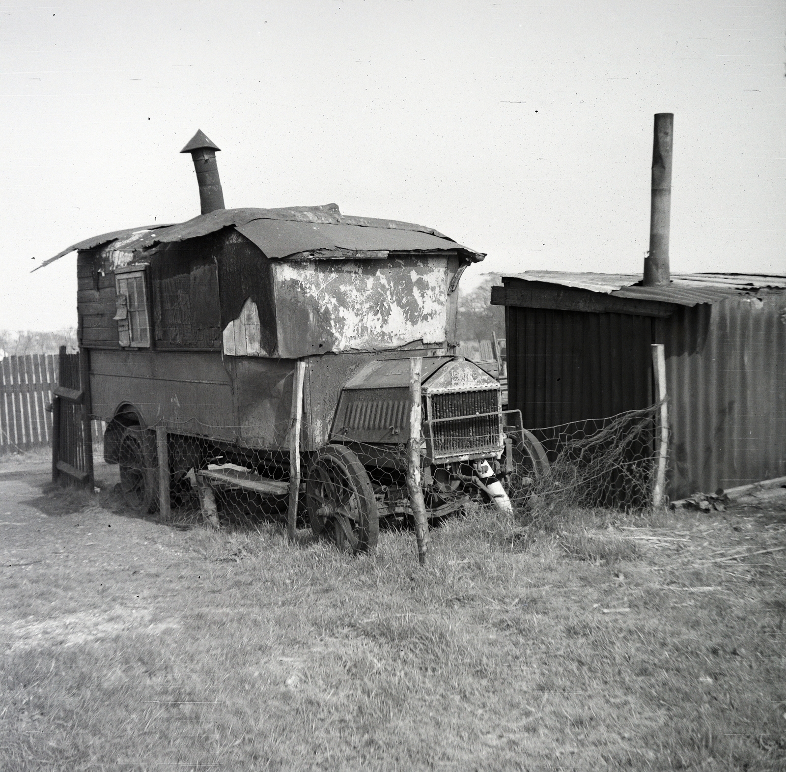 1942, Ladinek Viktor, Best of, hovel, automobile, caravan, wreck, Fortepan #257471