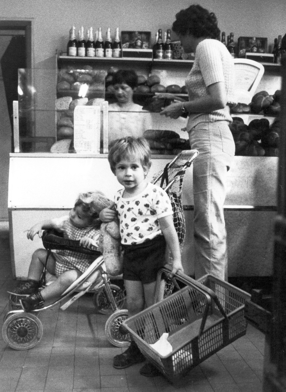 1981, Ferencvárosi Helytörténeti Gyűjtemény, baby carriage, doll, basket, kid, counter, Fortepan #25748
