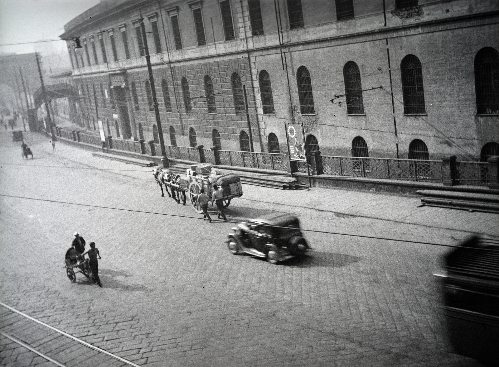 Italy, Genoa, Via Gramsci, Dokk raktárak (magazzini della Darsena)., 1933, Ladinek Viktor, handbarrow, automobile, Horse-drawn carriage, Fortepan #257490