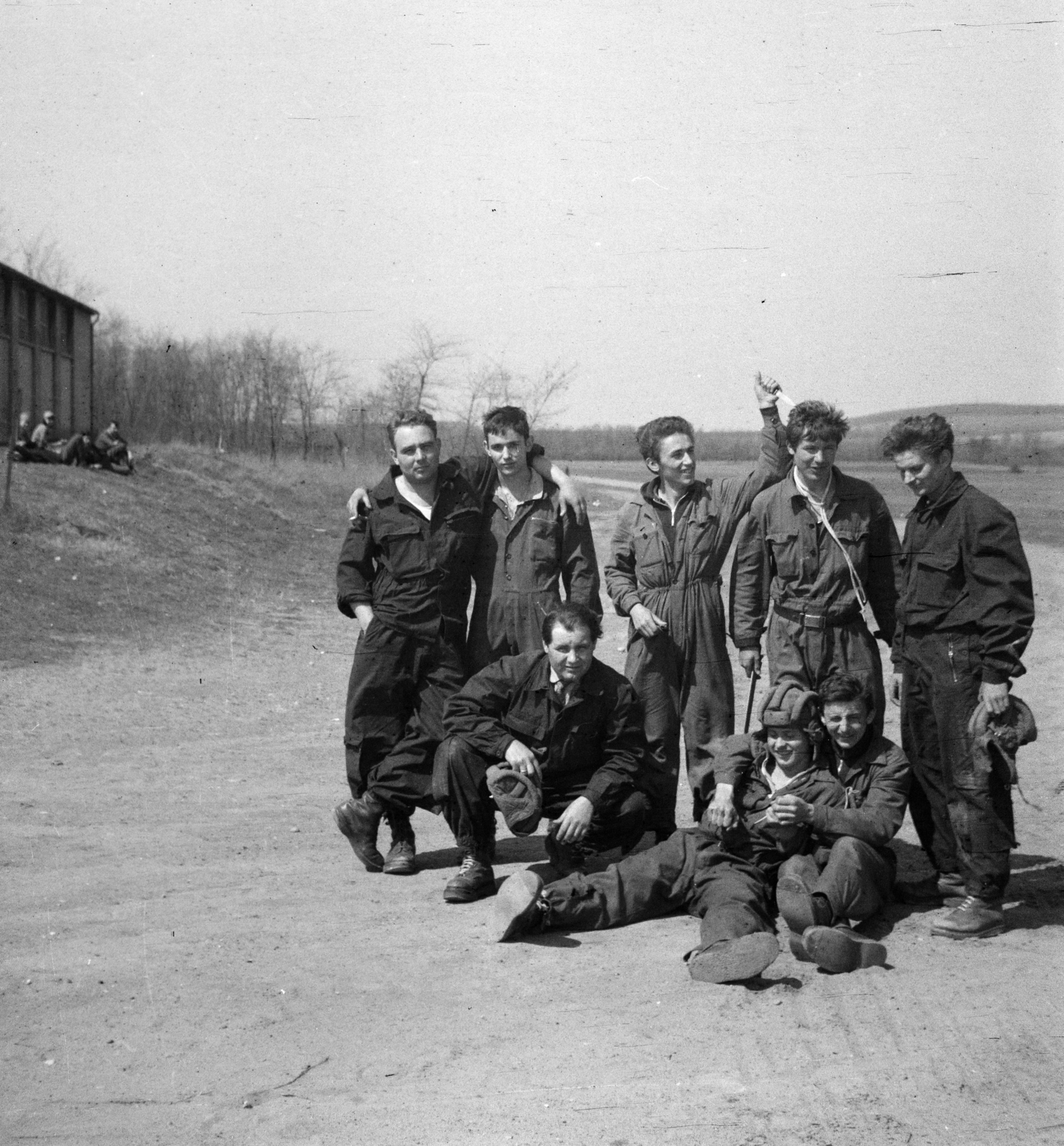 1957, Ladinek Viktor, tableau, sitting on the ground, arms around shoulders, pilot, working clothes, Fortepan #257496