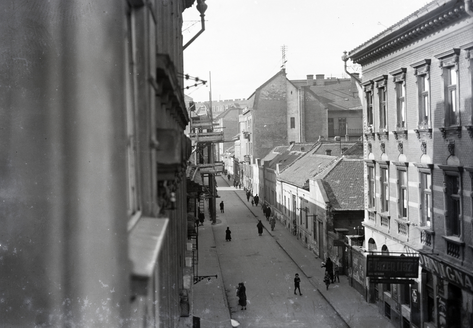 Magyarország, Budapest VIII., Tolnai Lajos (Conti) utca a Bérkocsis utca irányába nézve, jobbra a 24-es számú ház látható., 1917, Ladinek Viktor, Budapest, Fortepan #257514