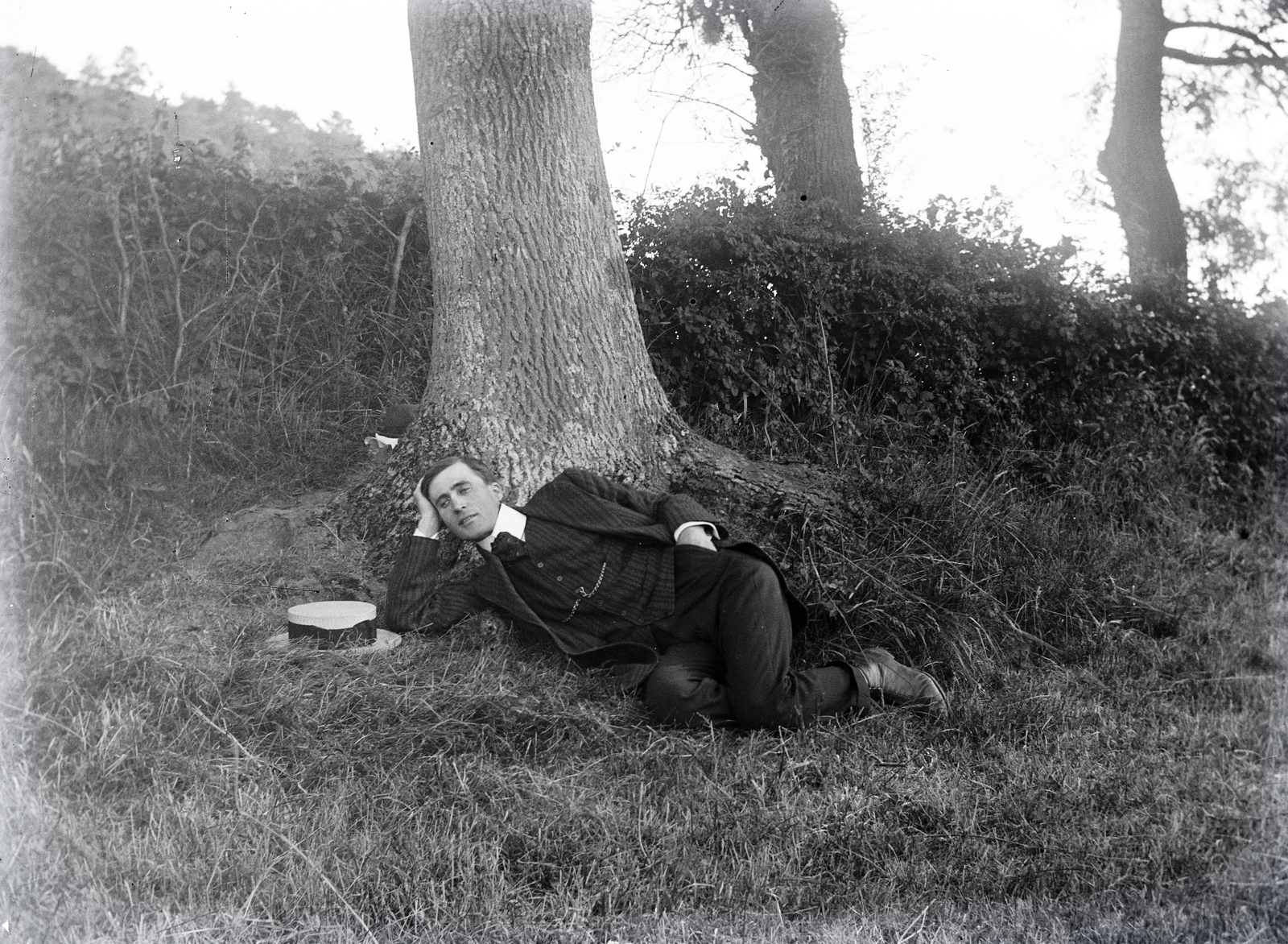 1917, Ladinek Viktor, lie in the grass, man, prop up the head, Fortepan #257515