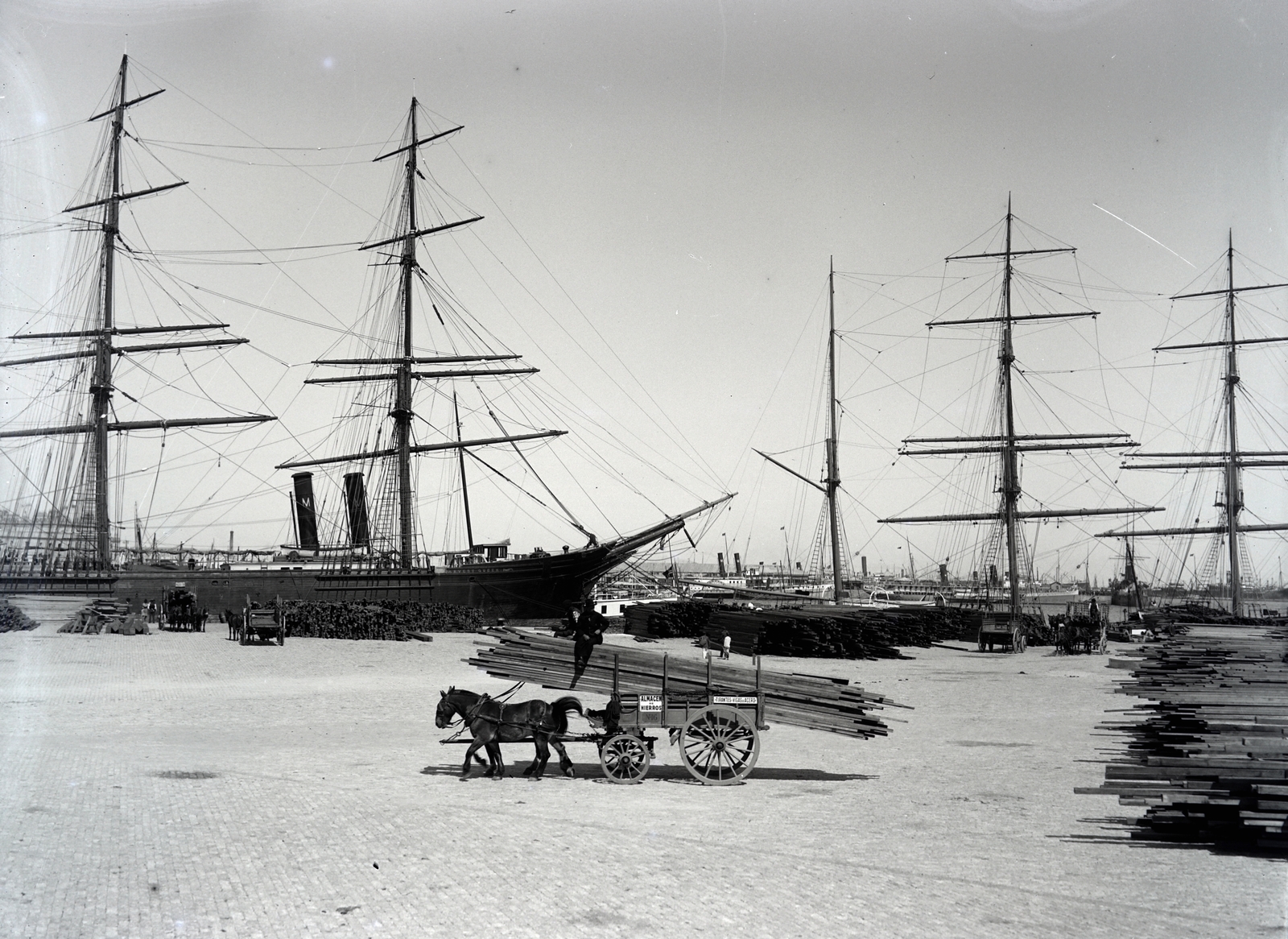 Argentina, Buenos Aires, kikötő., 1906, Ladinek Viktor, Best of, pile of boards, chariot, sailboat, port, board, horse, cobblestones, Fortepan #257518